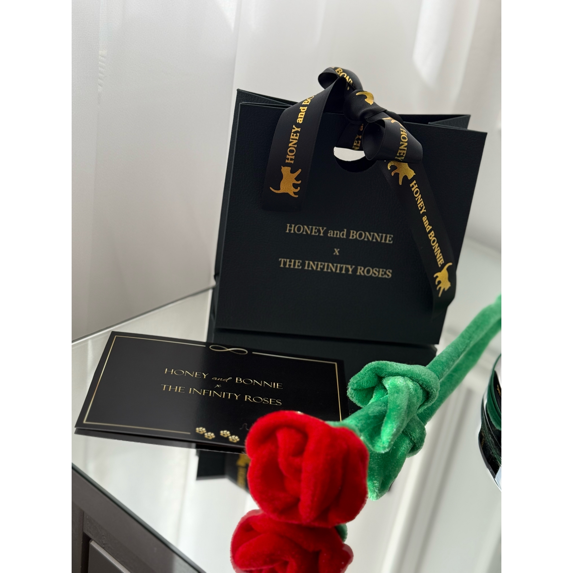 Jucarie interactiva trandafir cu recompense si catnip pentru catei si pisici