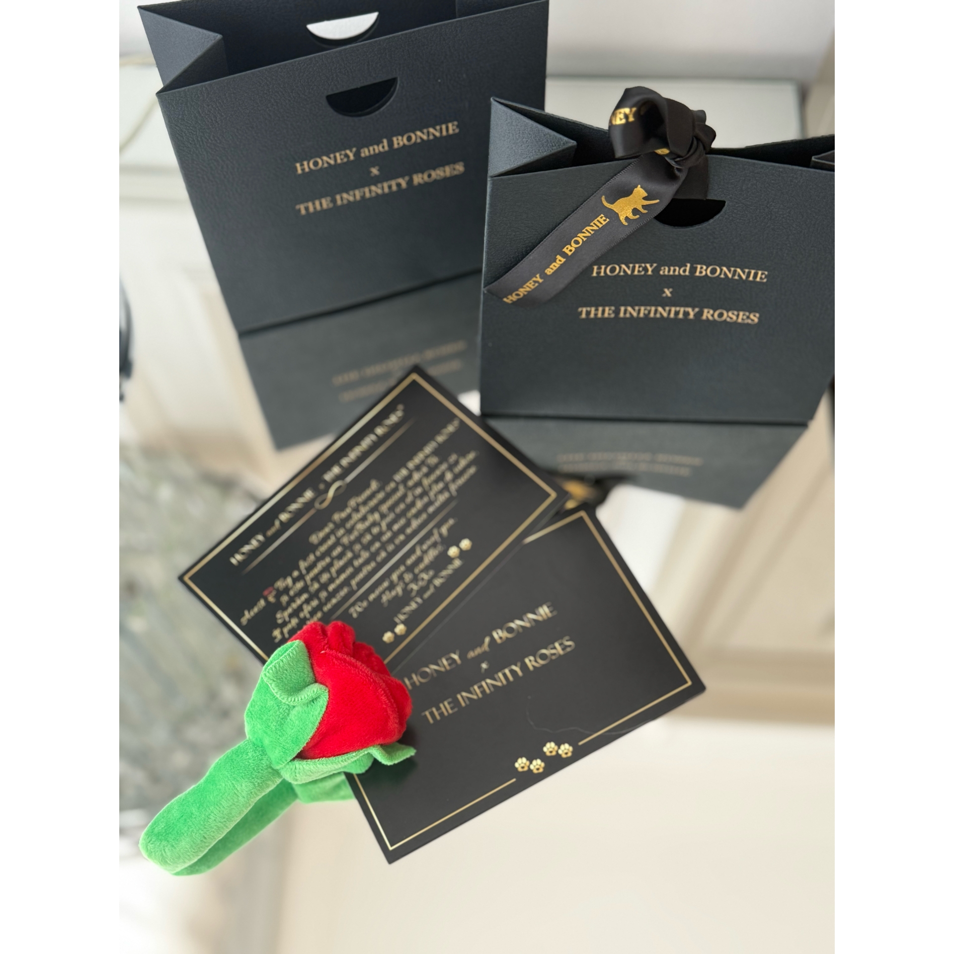 Jucarie interactiva trandafir cu recompense si catnip pentru catei si pisici