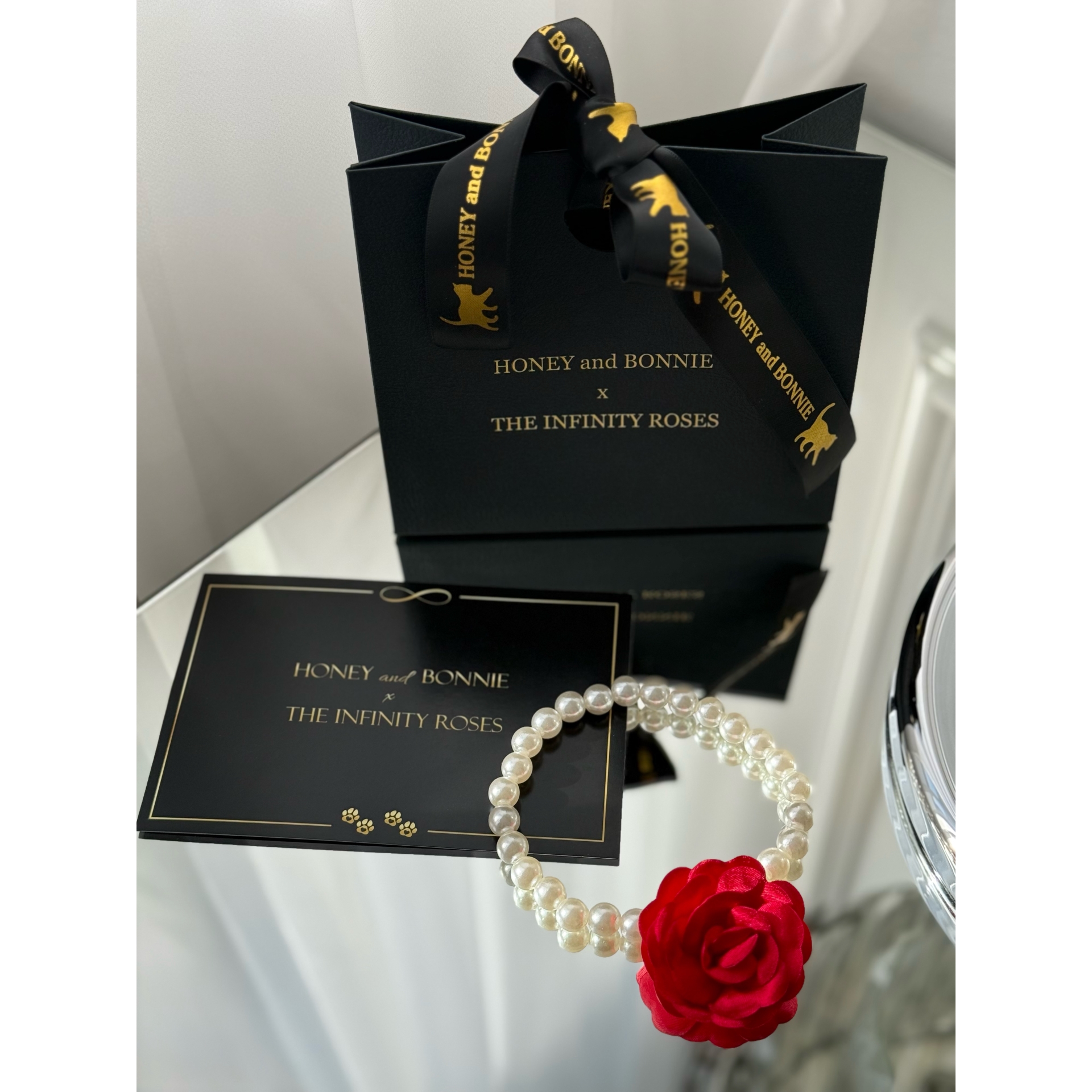 Colier din perle fine cu trandafir textil rosu pentru catei si pisici