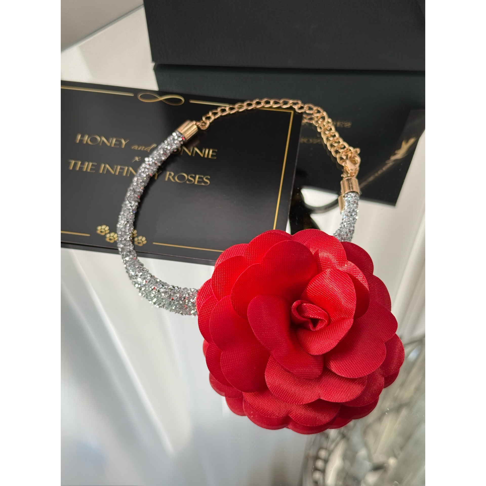 Colier din cristale reglabil cu trandafir rosu 10cm pentru catei si pisici