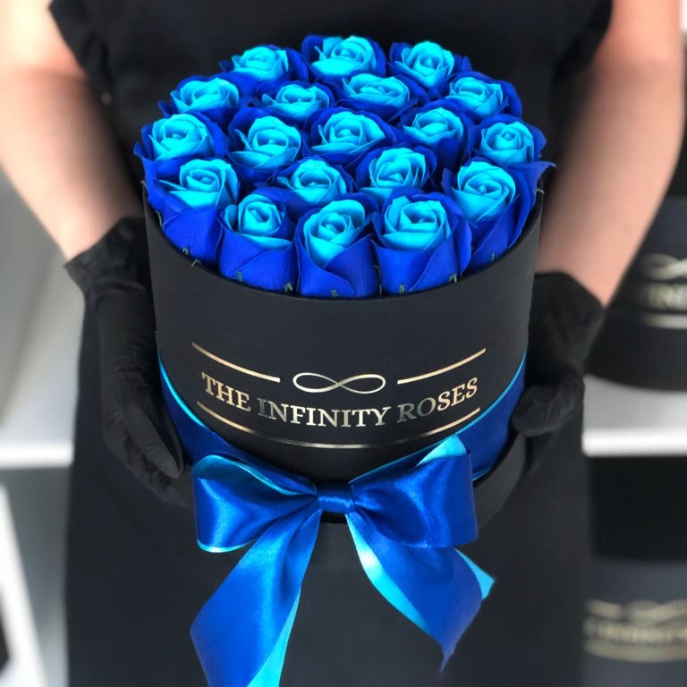 Cutie mica cu 19 trandafiri in 2 culori , albastru si turquaz