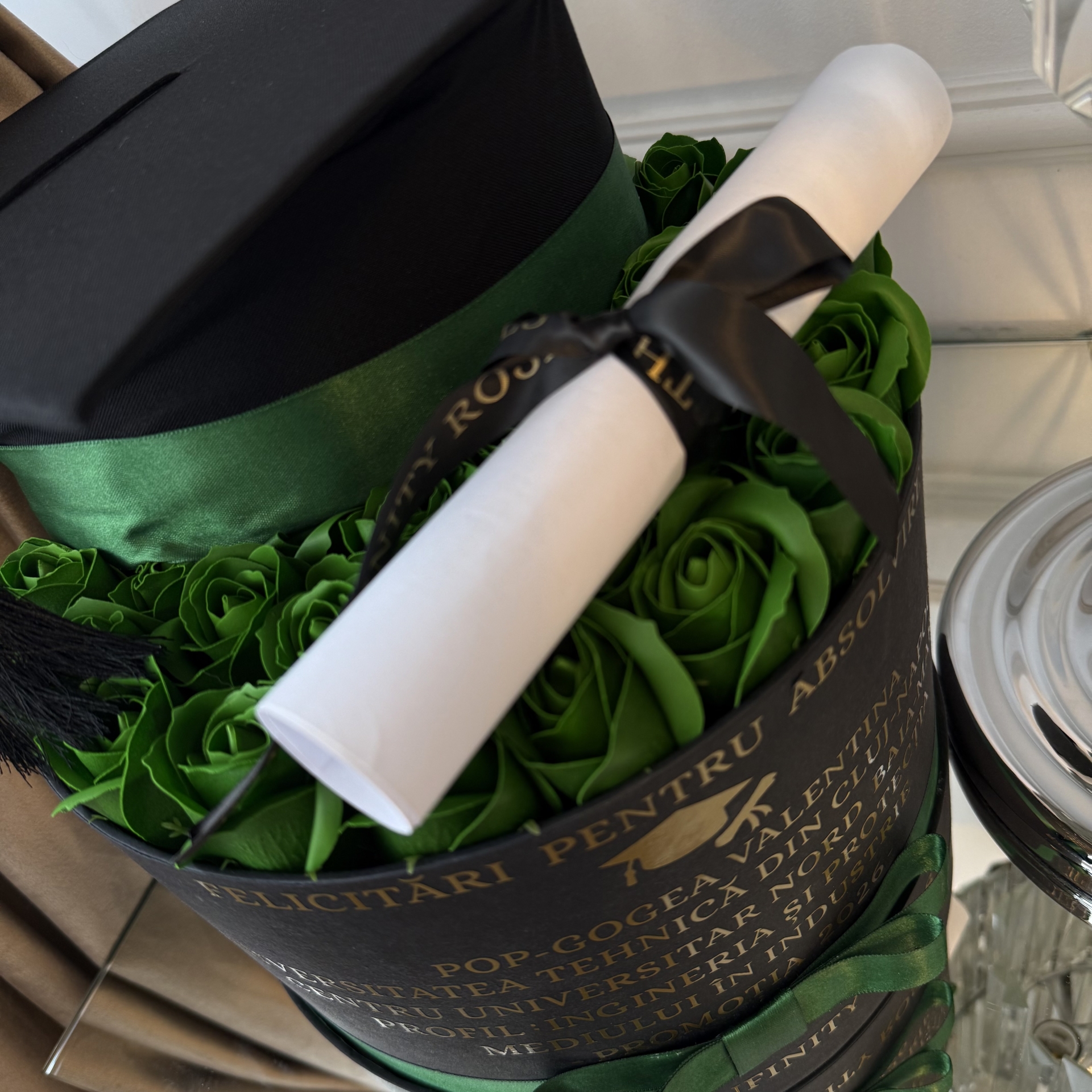 Aranjament floral absolvire cu trandafiri , toca , pergament si mesaj personalizat