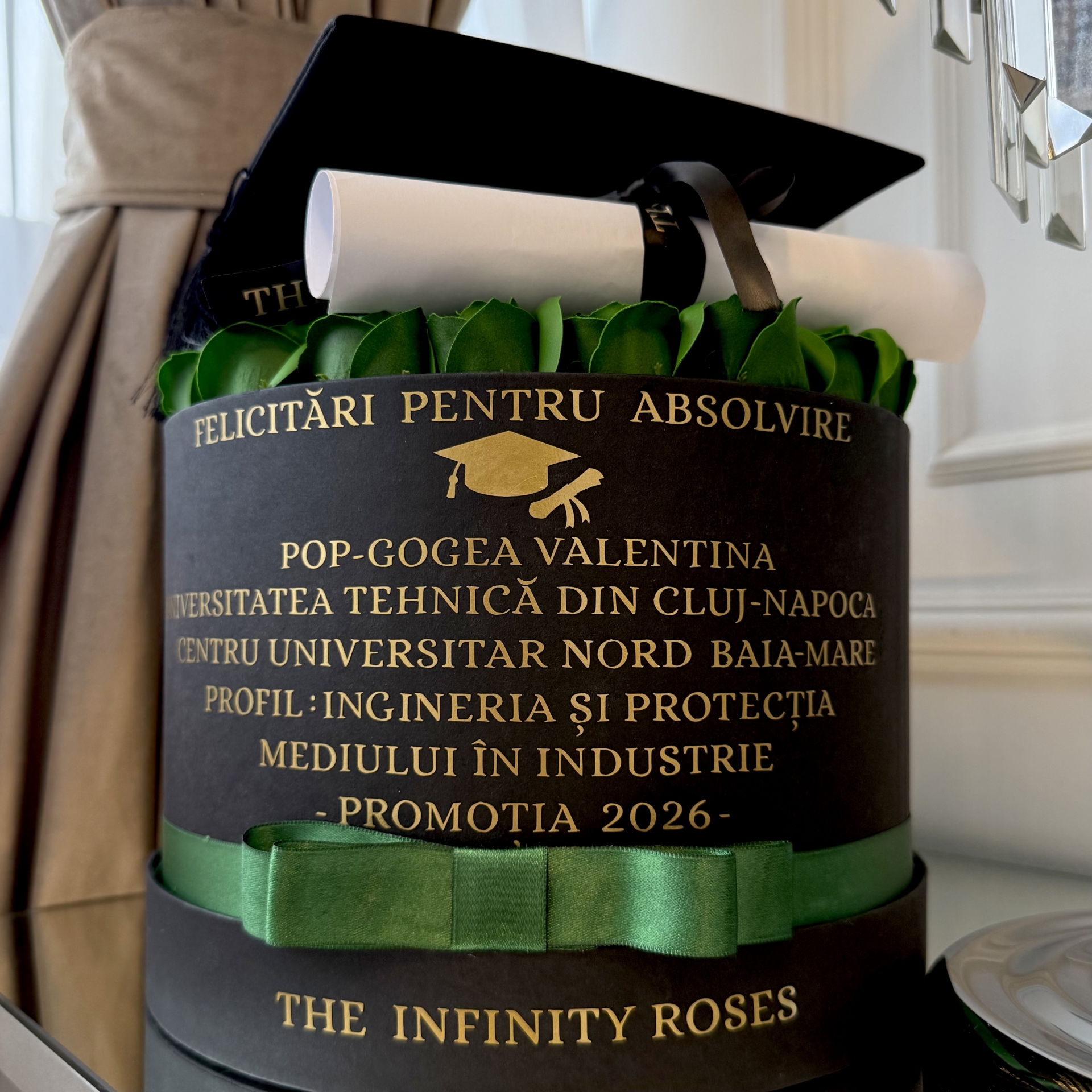 Aranjament floral absolvire cu trandafiri , toca , pergament si mesaj personalizat