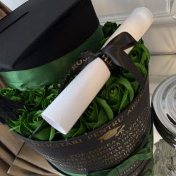 Aranjament floral absolvire cu trandafiri , toca , pergament si mesaj personalizat