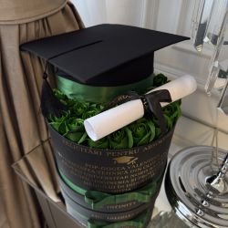 Aranjament floral absolvire cu trandafiri , toca , pergament si mesaj personalizat