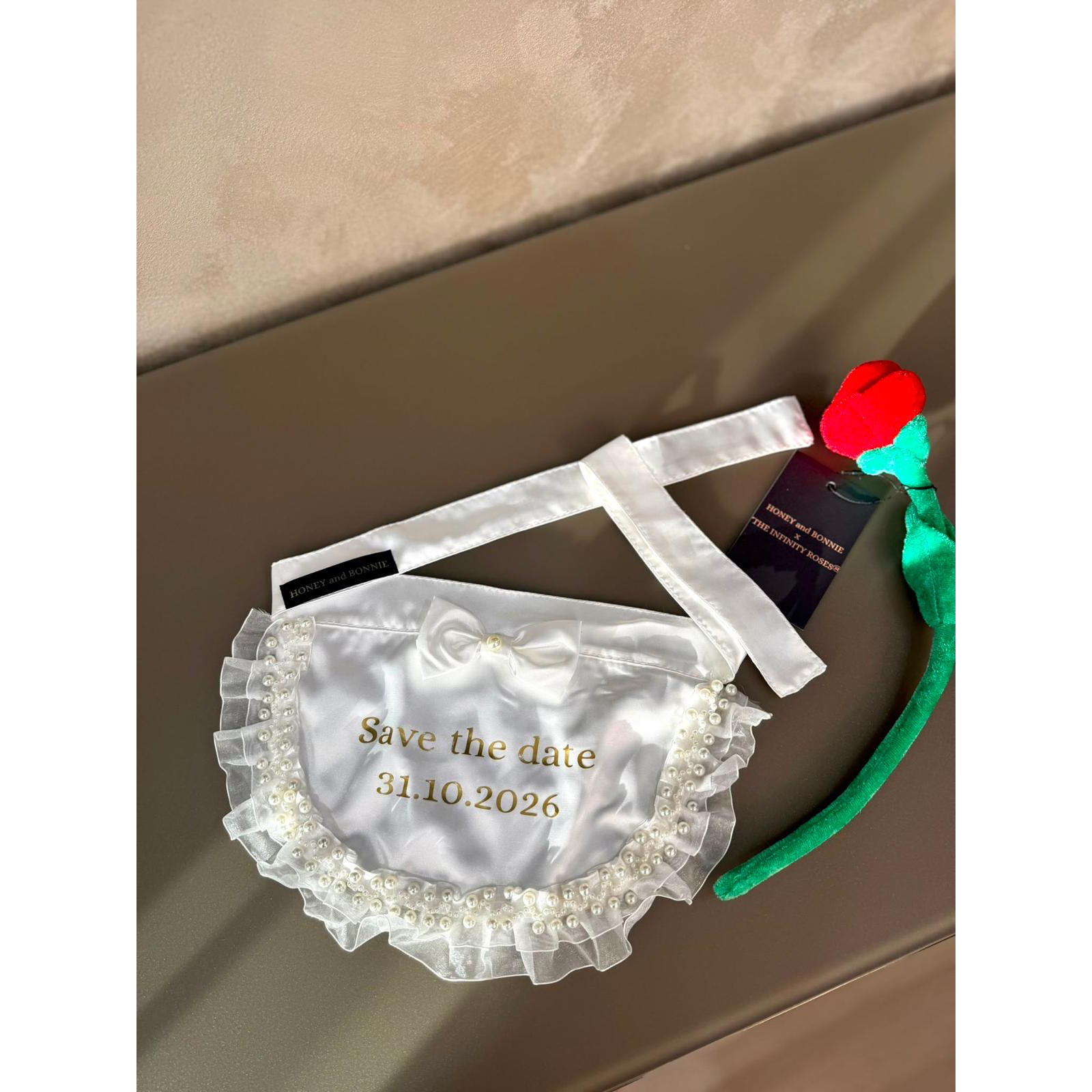 Bandană elegantă pentru câini și pisici, „Save the Date”, personalizată cu data nunții.