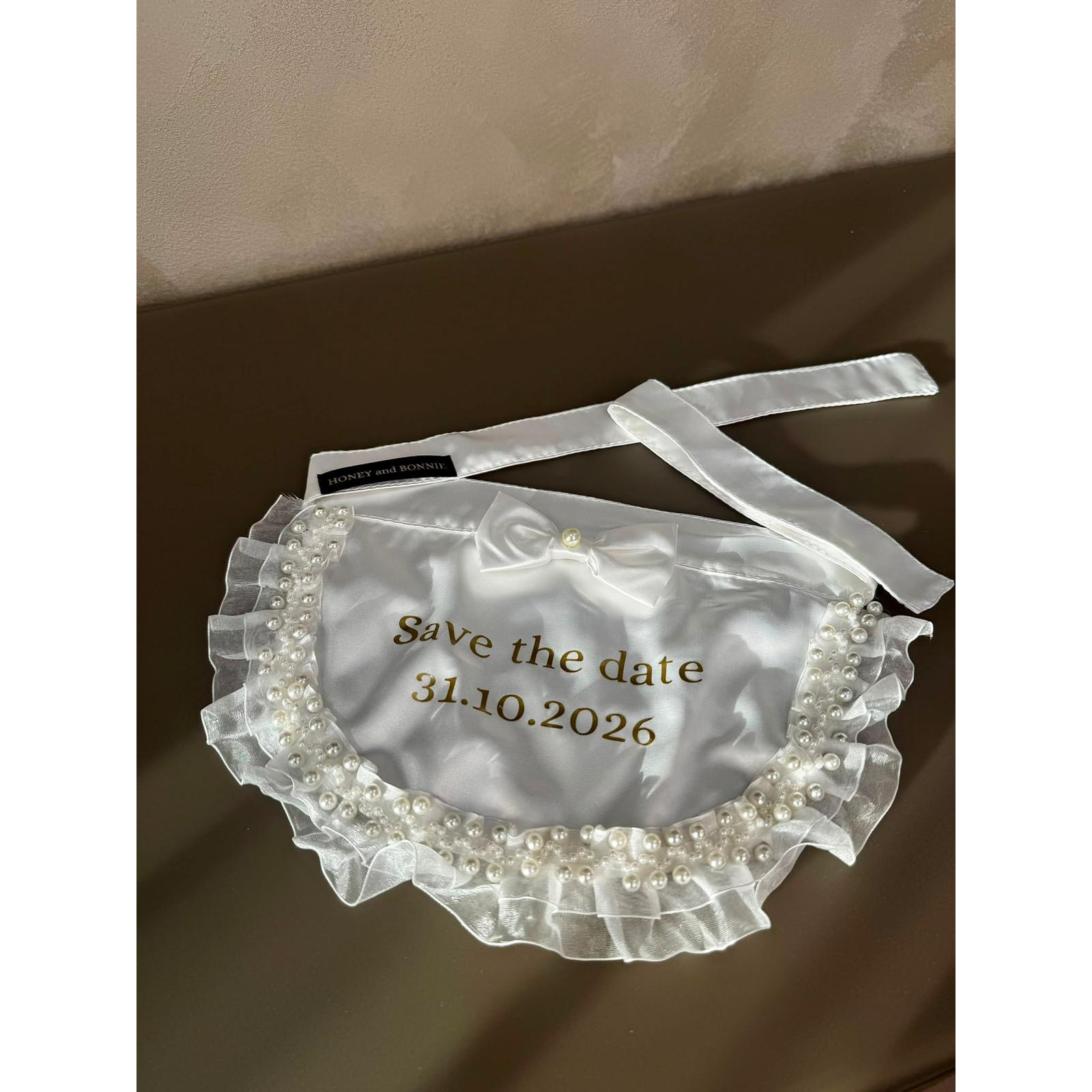 Bandană elegantă pentru câini și pisici, „Save the Date”, personalizată cu data nunții.