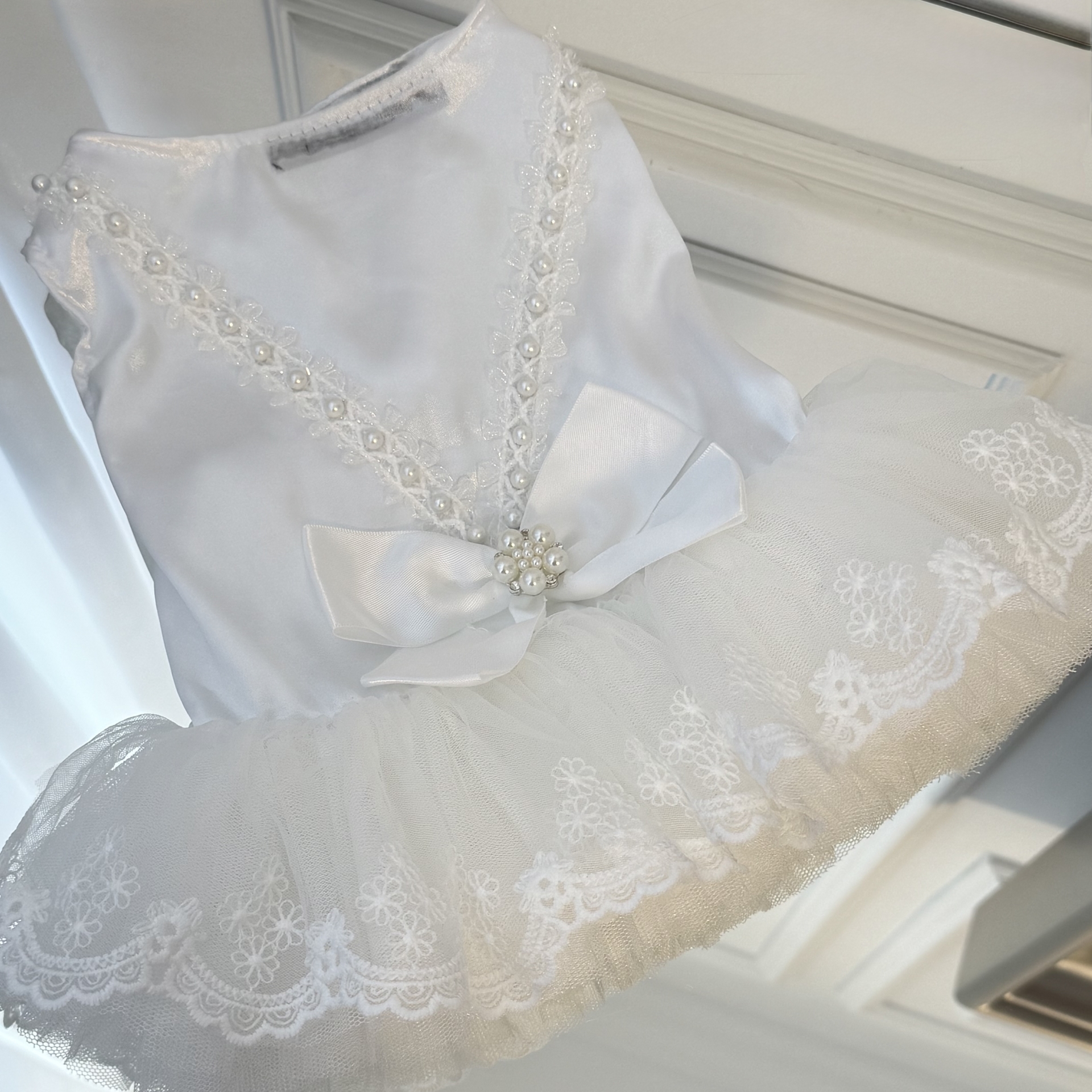 Rochie de Mireasa Alba pentru Caini si Pisici, cu Dantela, Perle si Funda, Tinuta Eleganta pentru Nunta S-M