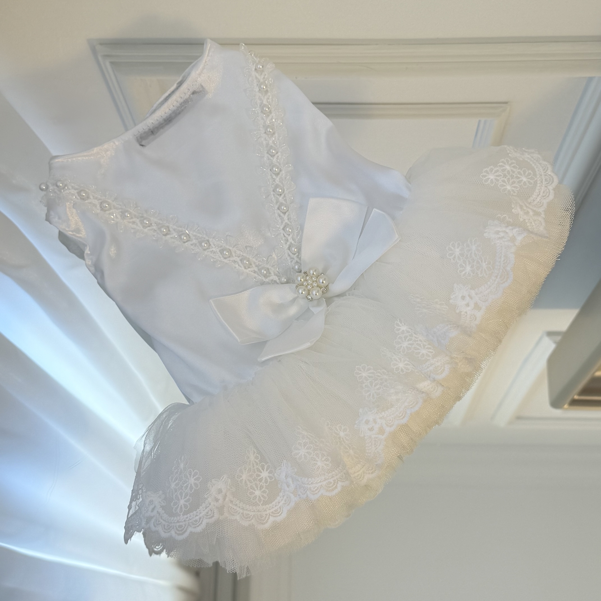 Rochie de Mireasa Alba pentru Caini si Pisici, cu Dantela, Perle si Funda, Tinuta Eleganta pentru Nunta S-M