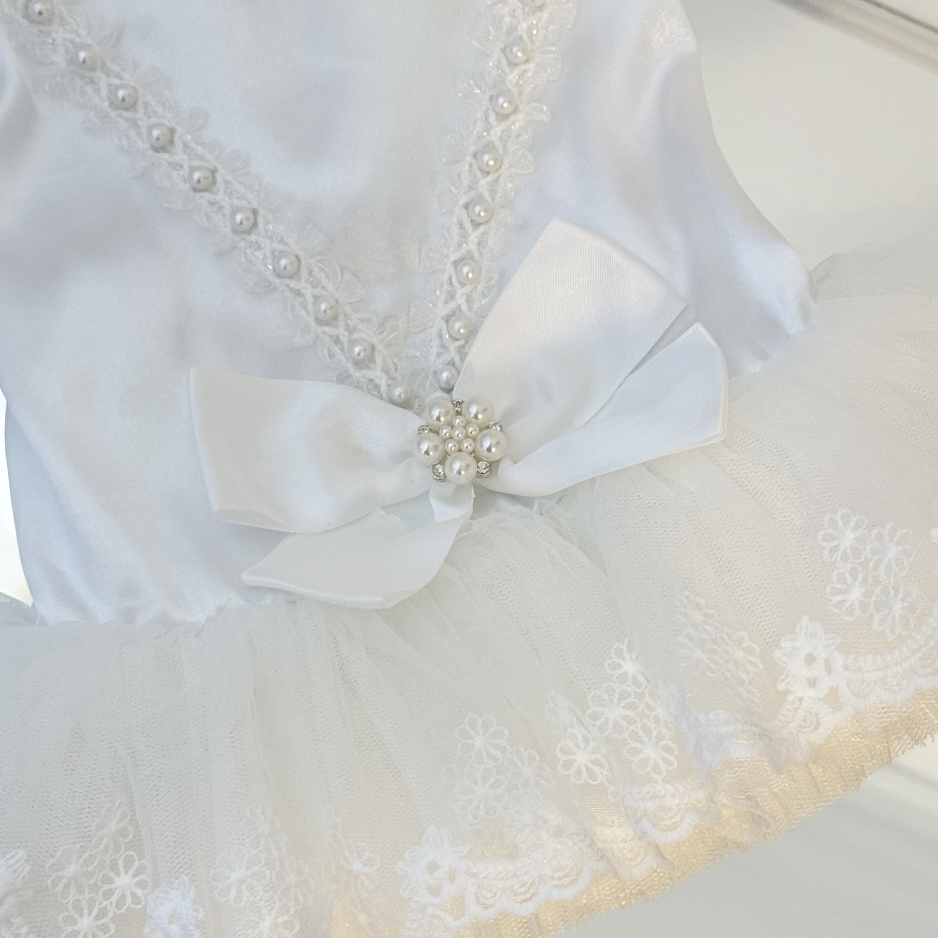 Rochie de Mireasa Alba pentru Caini si Pisici, cu Dantela, Perle si Funda, Tinuta Eleganta pentru Nunta S-M