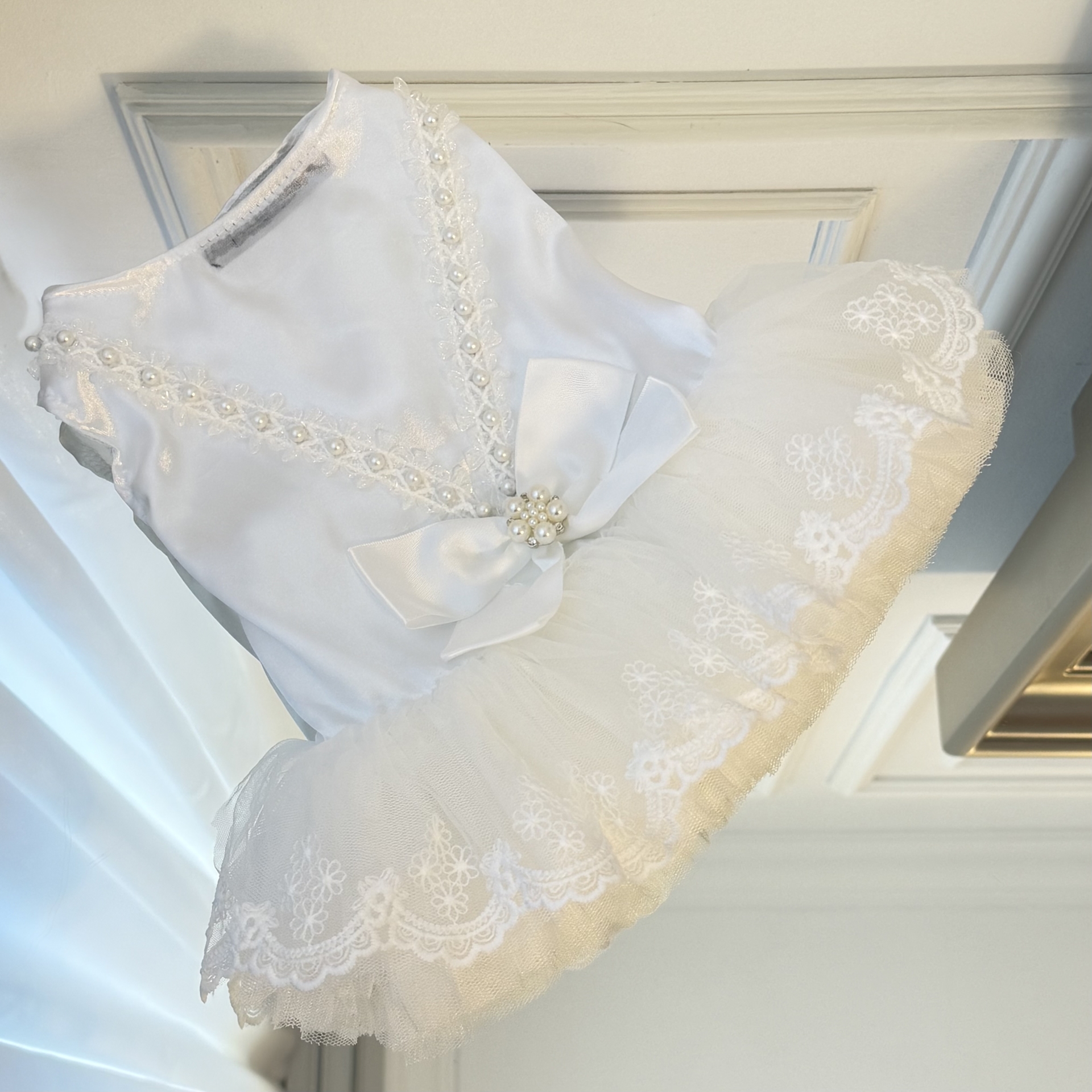 Rochie de Mireasa Alba pentru Caini si Pisici, cu Dantela, Perle si Funda, Tinuta Eleganta pentru Nunta S-M