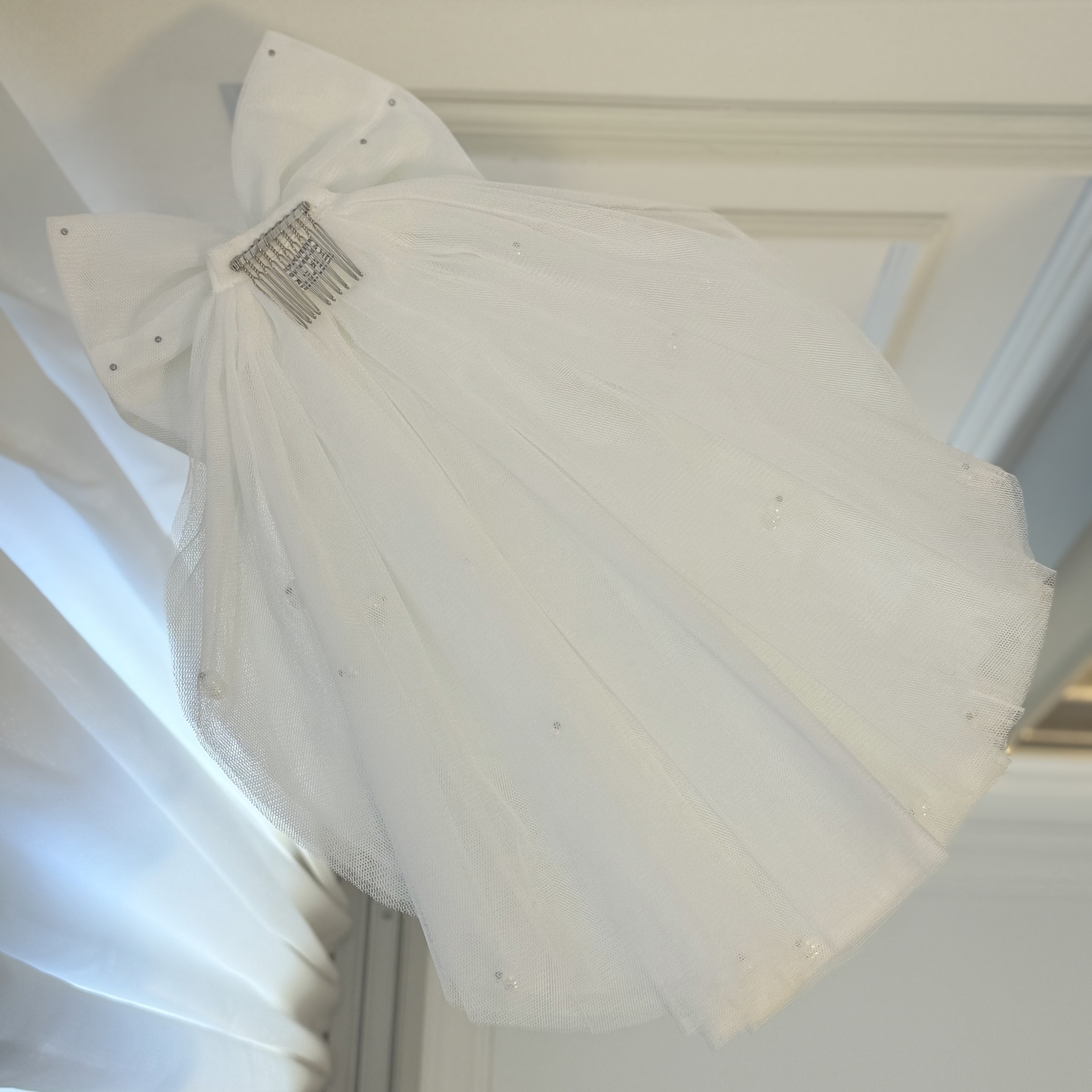 Voal de Mireasa Alb pentru Caini si Pisici, cu Funda si Perle, Accesoriu Elegant pentru Nunta