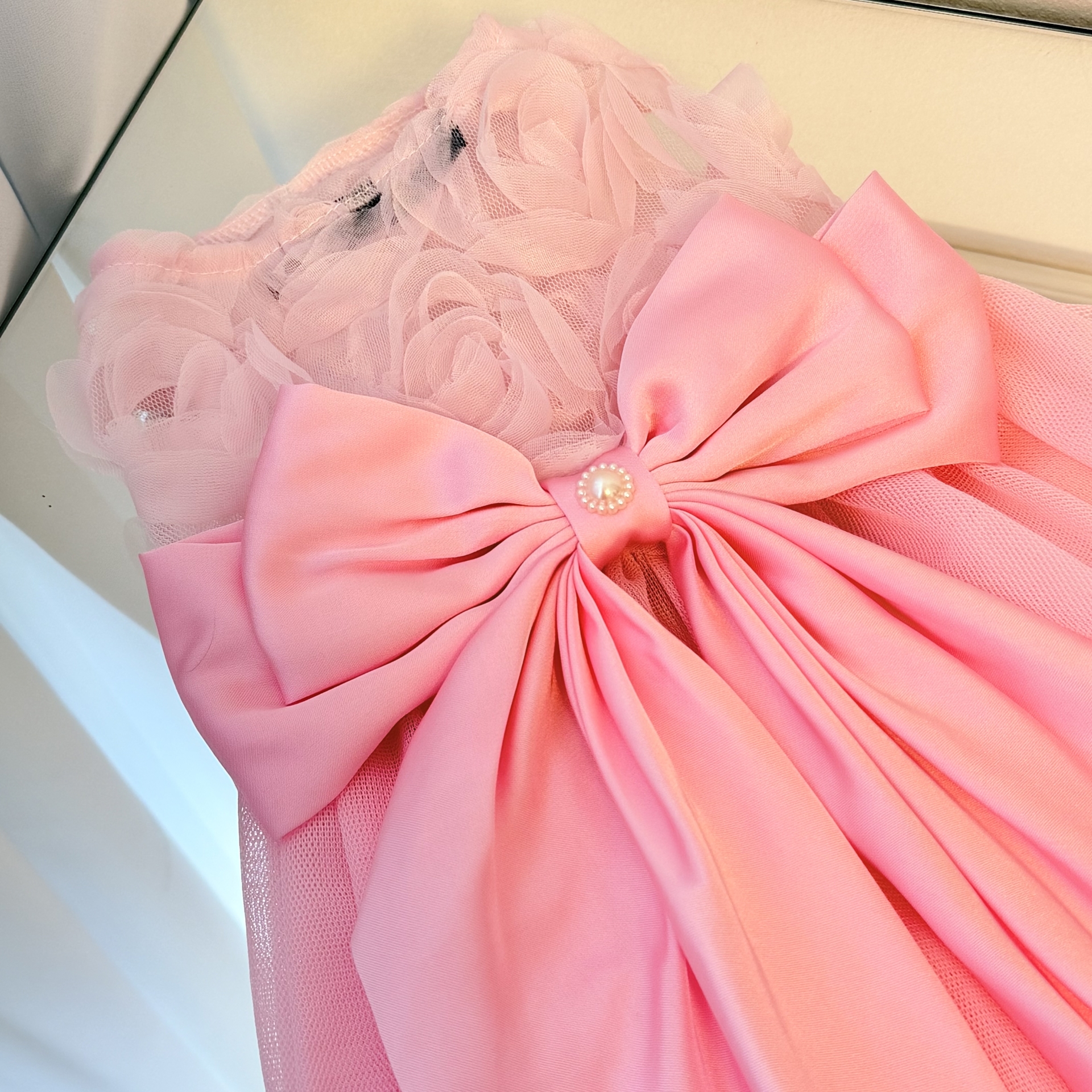 Rochita roz eleganta pentru caini si pisici, cu trandafiri 3D si funda supradimensionata, tinuta pentru evenimente