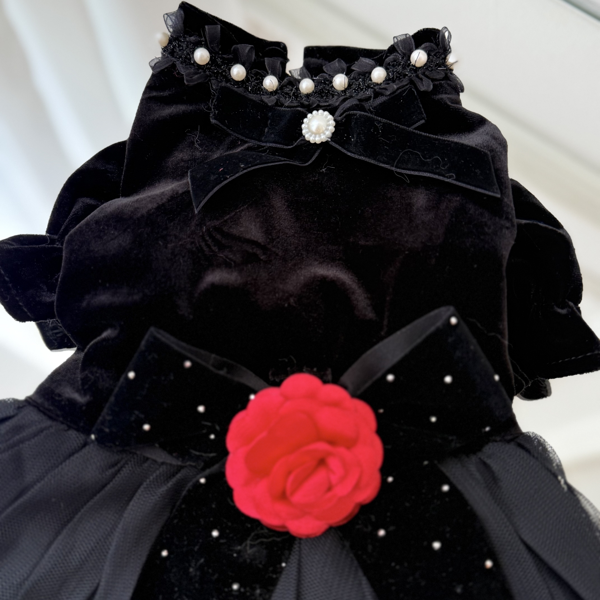 Rochita neagra din catifea pentru caini si pisici, cu funda, perle si trandafir rosu, tinuta eleganta de ocazie S-M