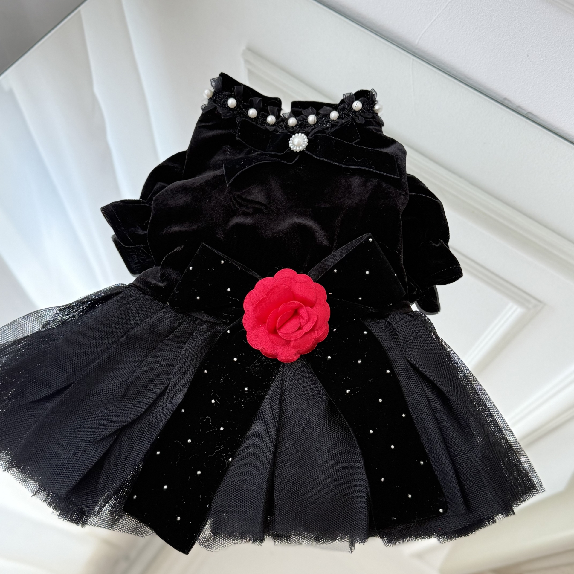 Rochita neagra din catifea pentru caini si pisici, cu funda, perle si trandafir rosu, tinuta eleganta de ocazie S-M