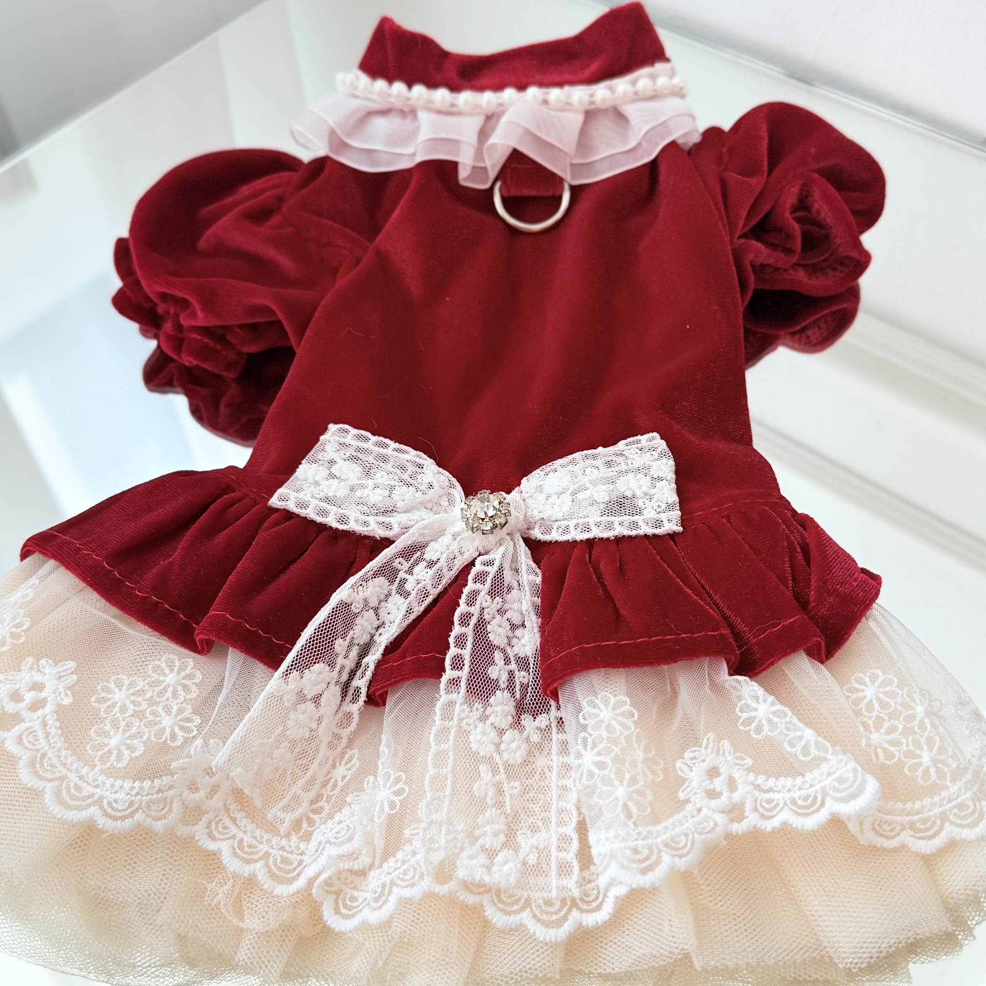 Rochita rosie din catifea pentru caini si pisici, cu dantela alba, perle si funda, tinuta eleganta de Craciun si sarbatori S-M