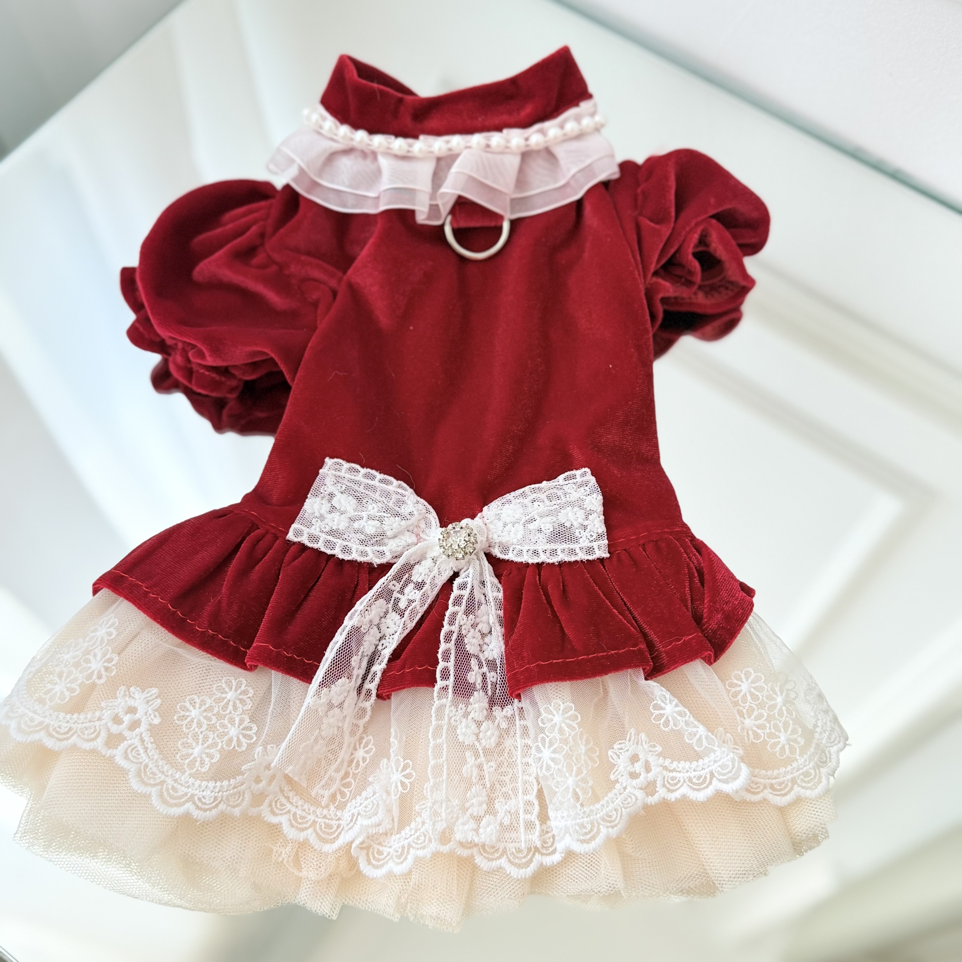 Rochita rosie din catifea pentru caini si pisici, cu dantela alba, perle si funda, tinuta eleganta de Craciun si sarbatori S-M