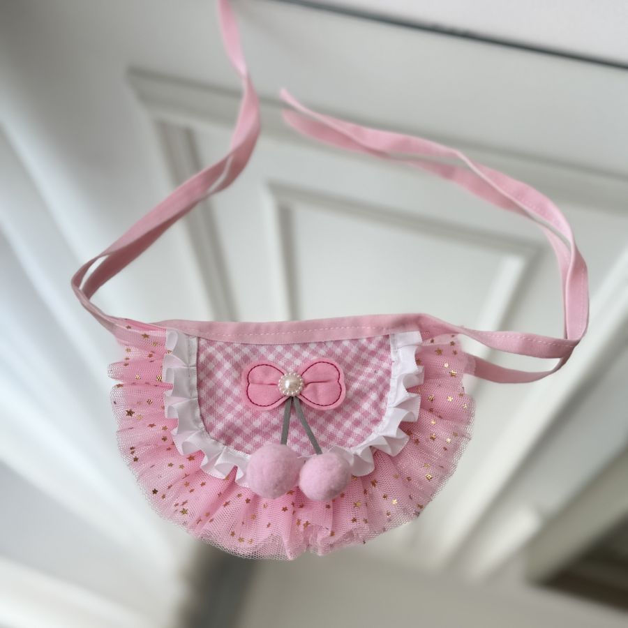  Bandana roz pentru caini si pisici, cu funda, perluta, pompoane si volane din tul, accesoriu elegant 