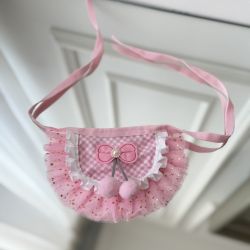 Bandana roz pentru caini si pisici, cu funda, perluta, pompoane si volane din tul, accesoriu elegant 