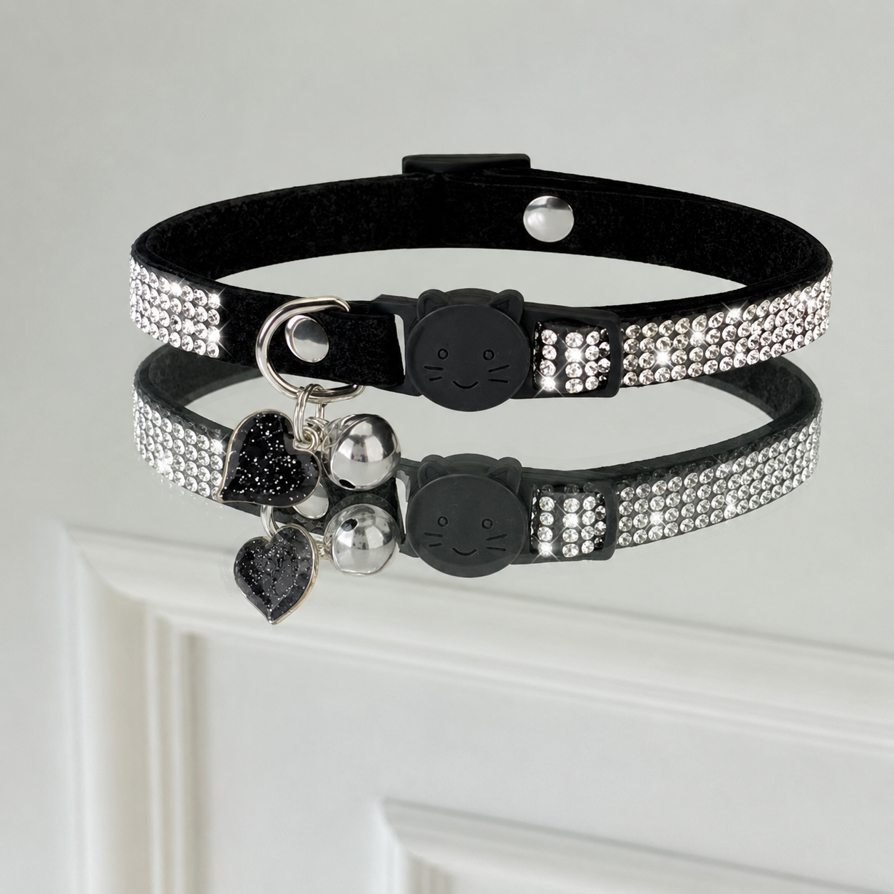 Zgarda Glam Cat cu cristale, inimioara si clopotel, negru