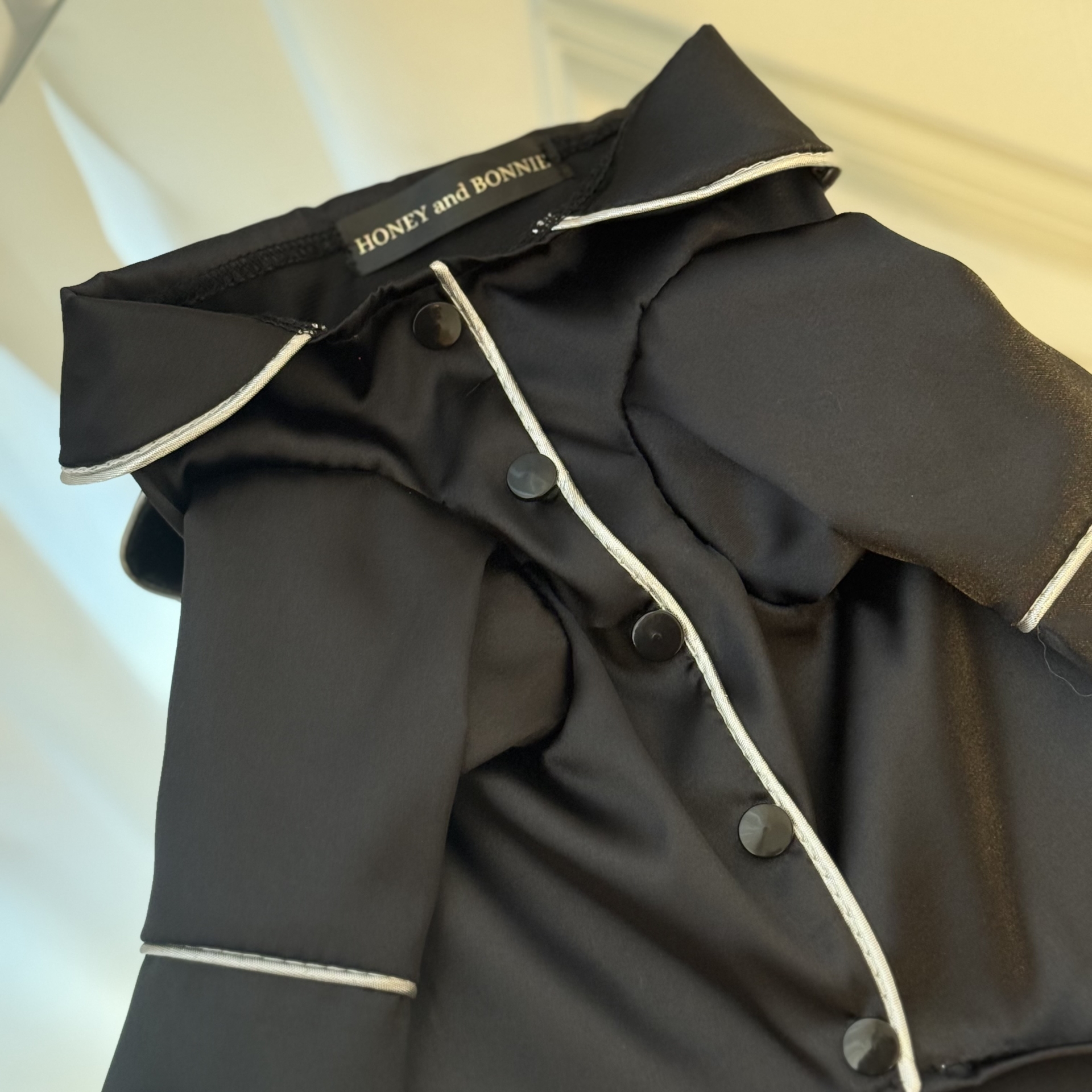 Pijama neagra din satin pentru caini si pisici