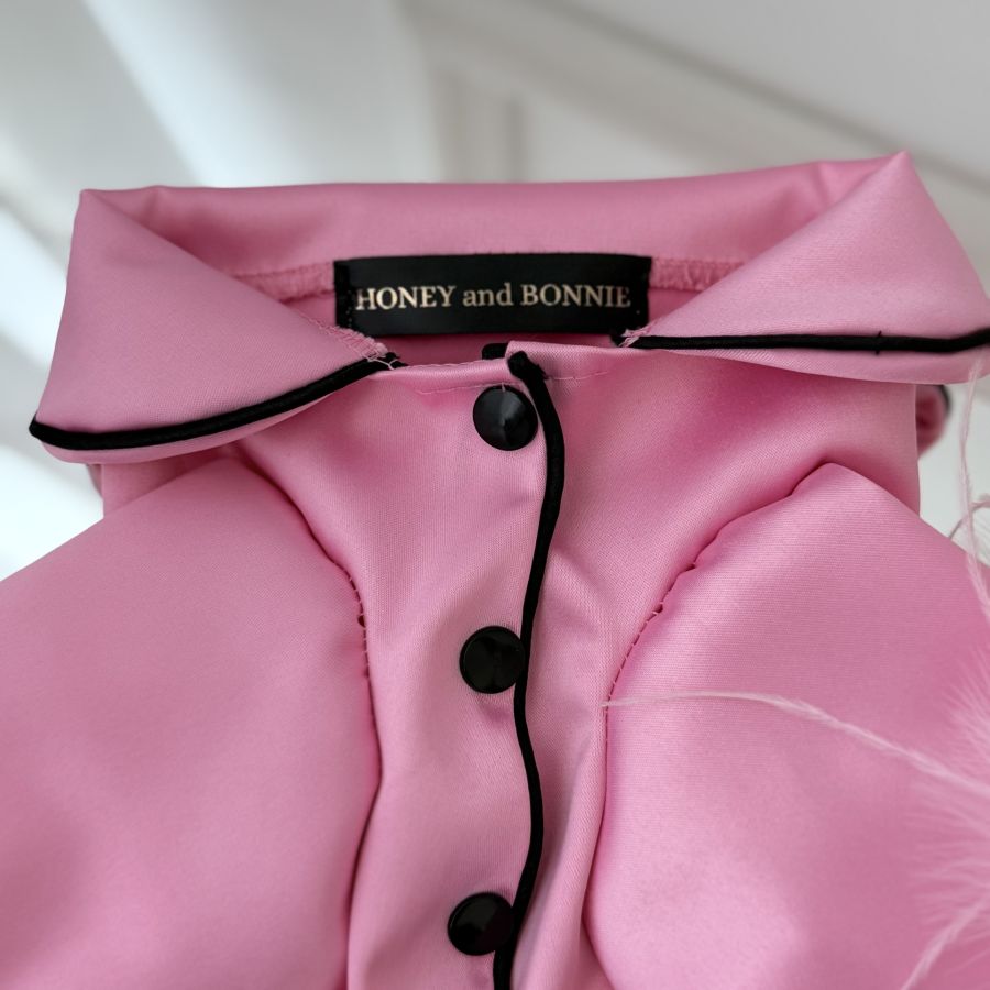 Pijama roz Barbie din satin pentru caini si pisici, cu pene
