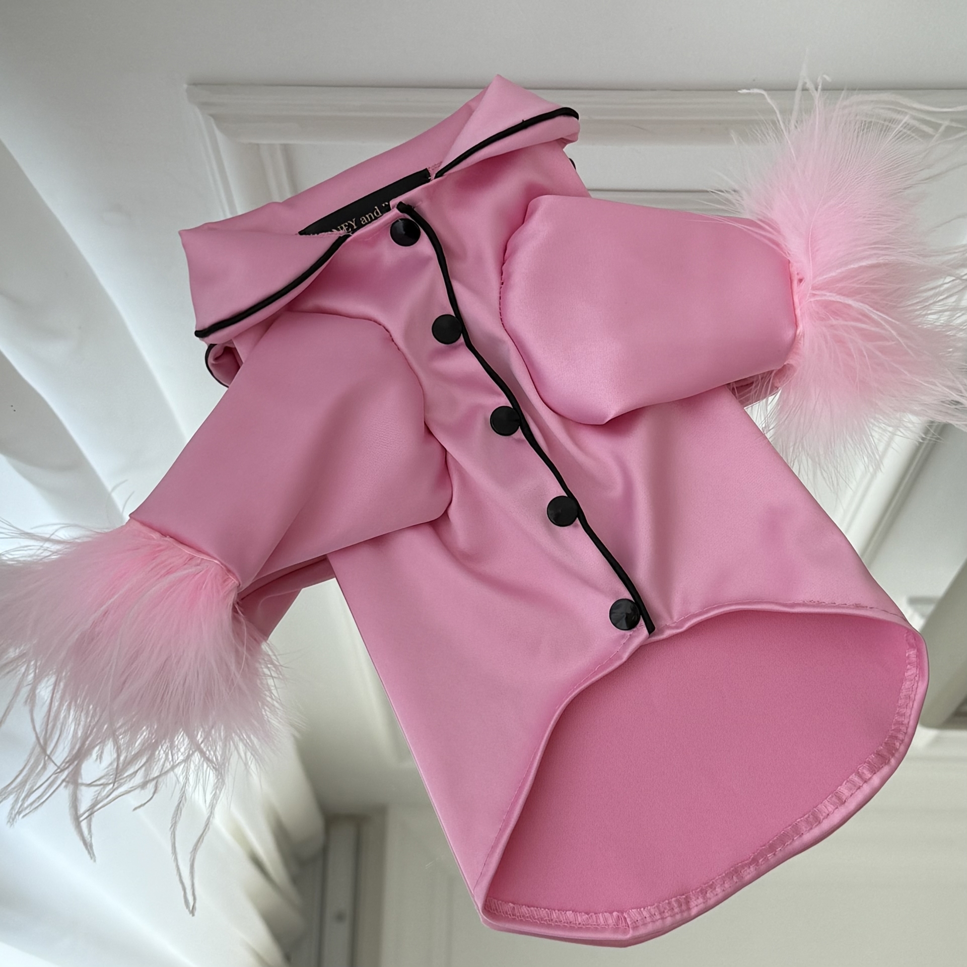 Pijama roz Barbie din satin pentru caini si pisici, cu pene