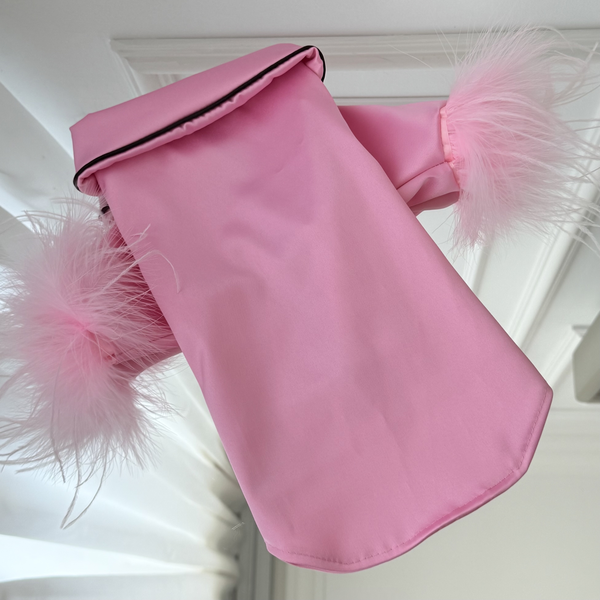Pijama roz Barbie din satin pentru caini si pisici, cu pene