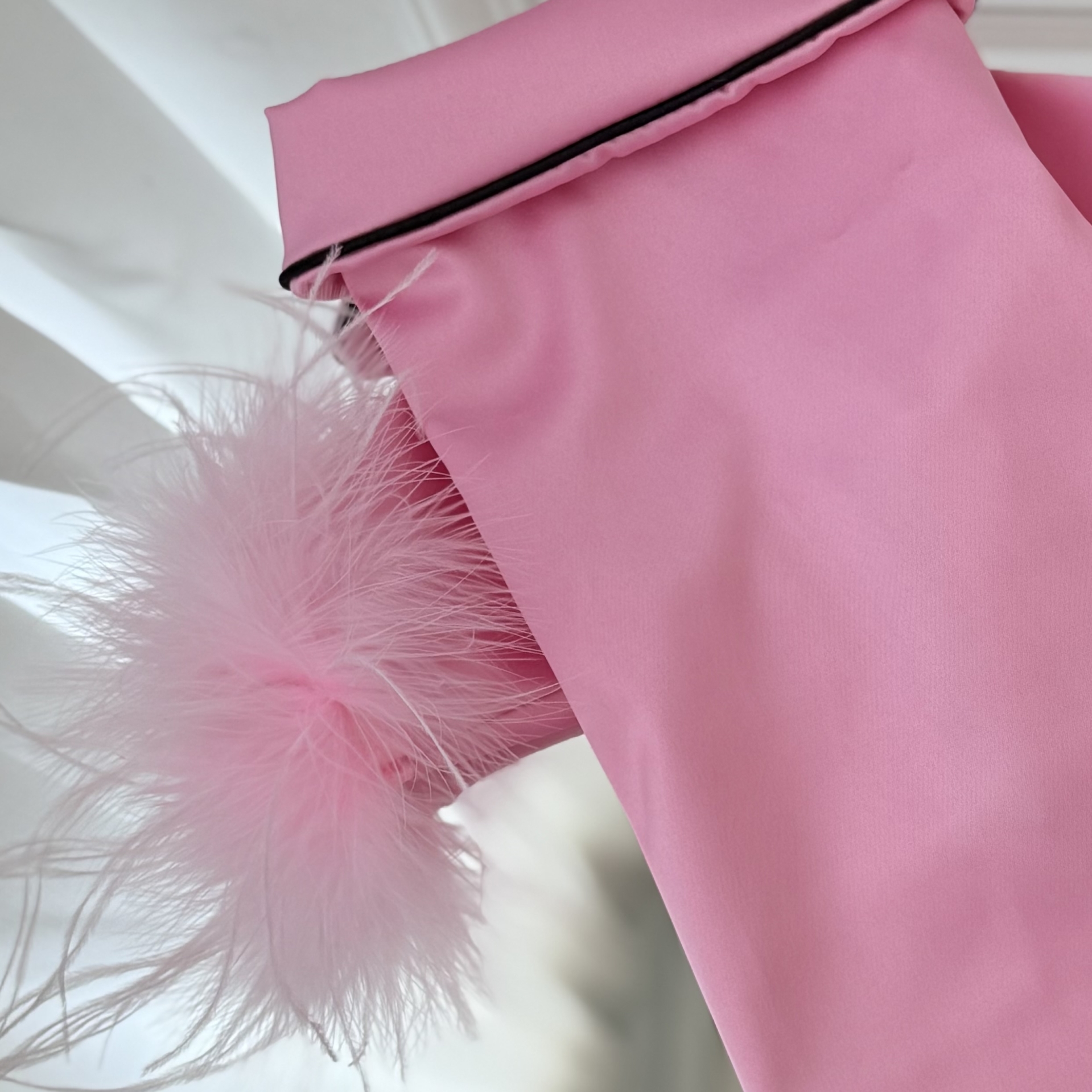 Pijama roz Barbie din satin pentru caini si pisici, cu pene