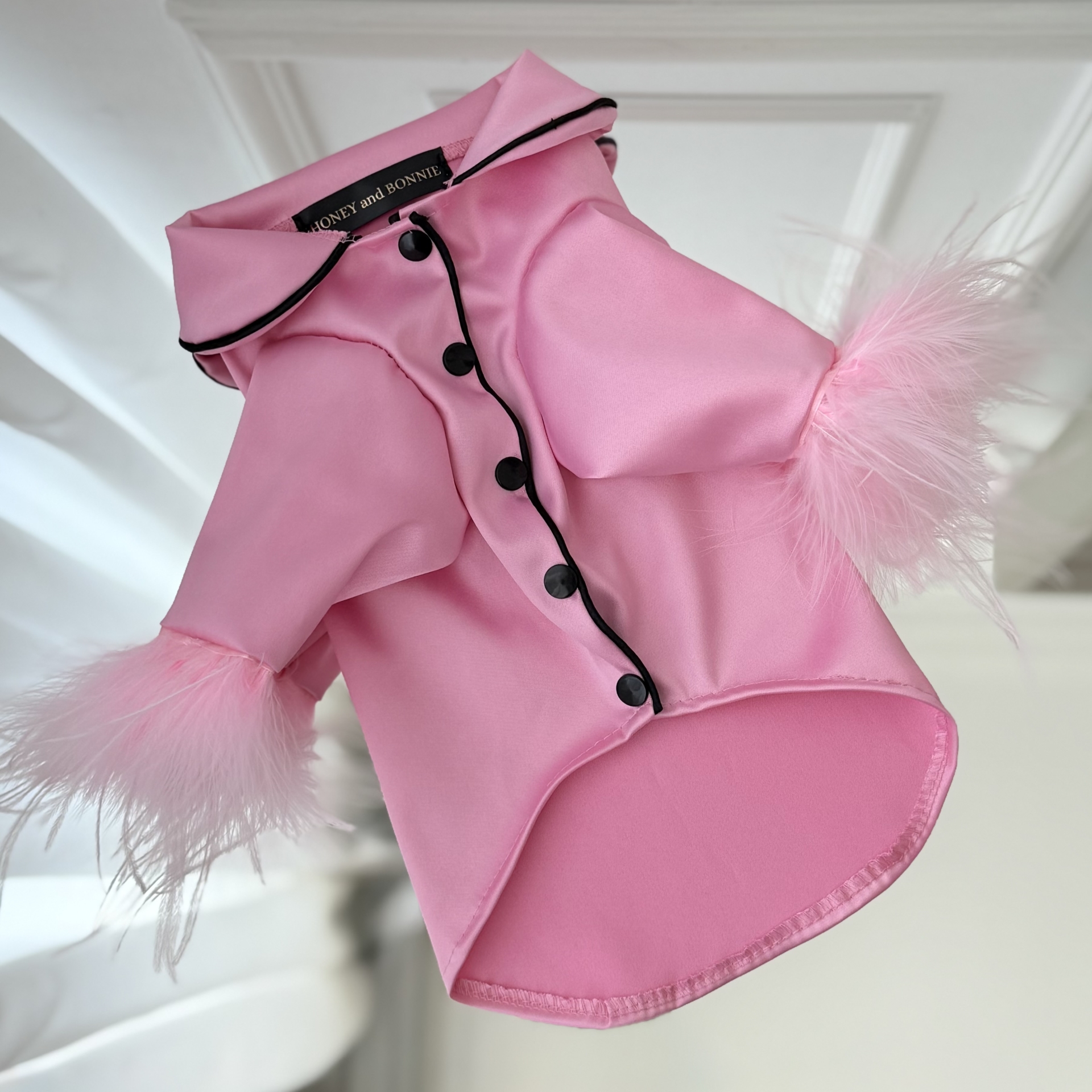 Pijama roz Barbie din satin pentru caini si pisici, cu pene