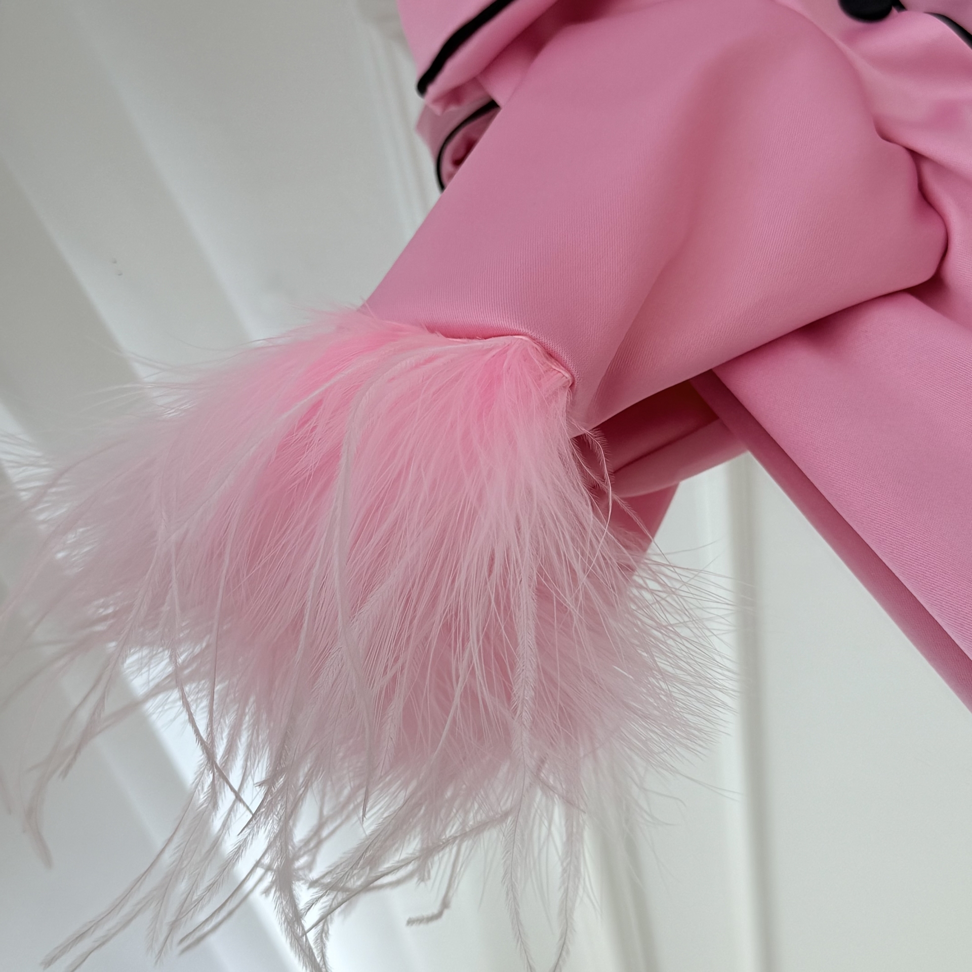 Pijama roz Barbie din satin pentru caini si pisici, cu pene