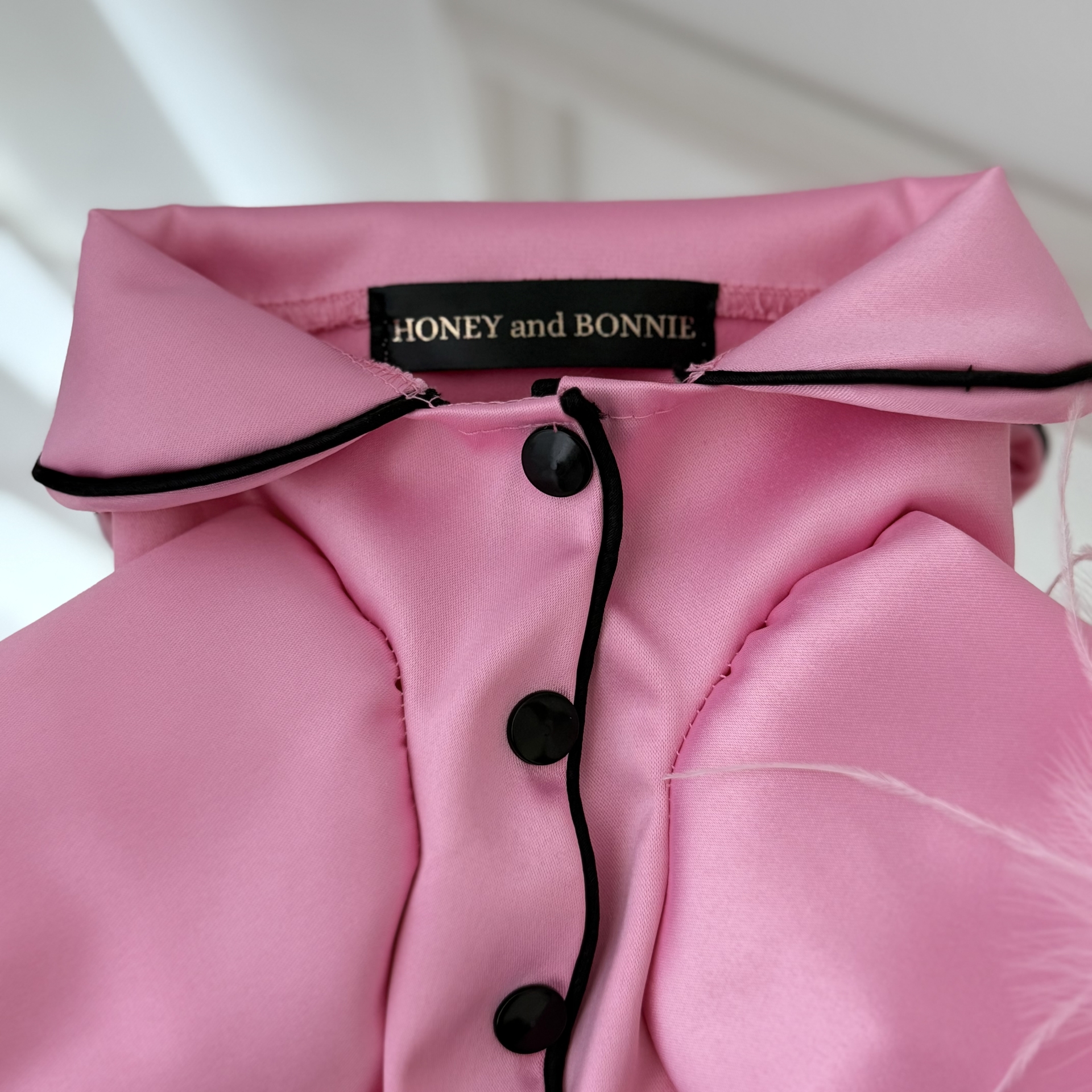 Pijama roz Barbie din satin pentru caini si pisici, cu pene