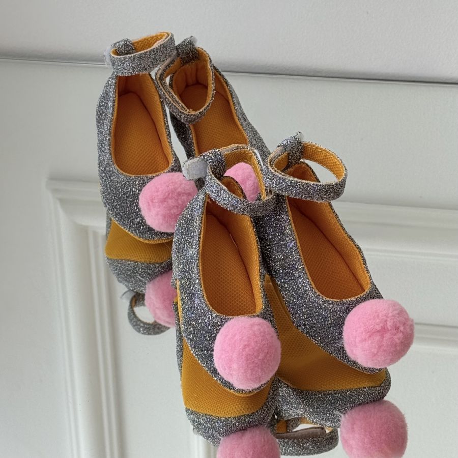 Pantofi eleganti cu toc pentru catei, model glitter cu pompon roz