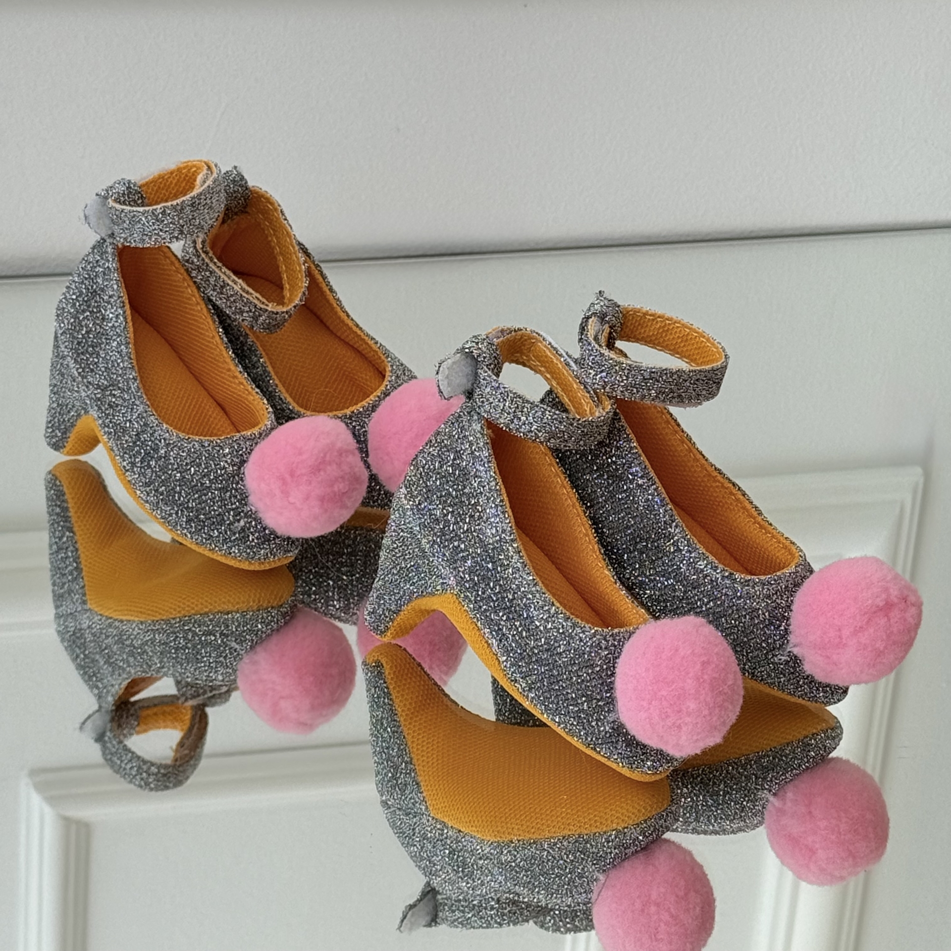 Pantofi eleganti cu toc pentru catei, model glitter cu pompon roz