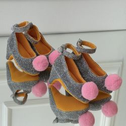 Pantofi eleganti cu toc pentru catei, model glitter cu pompon roz