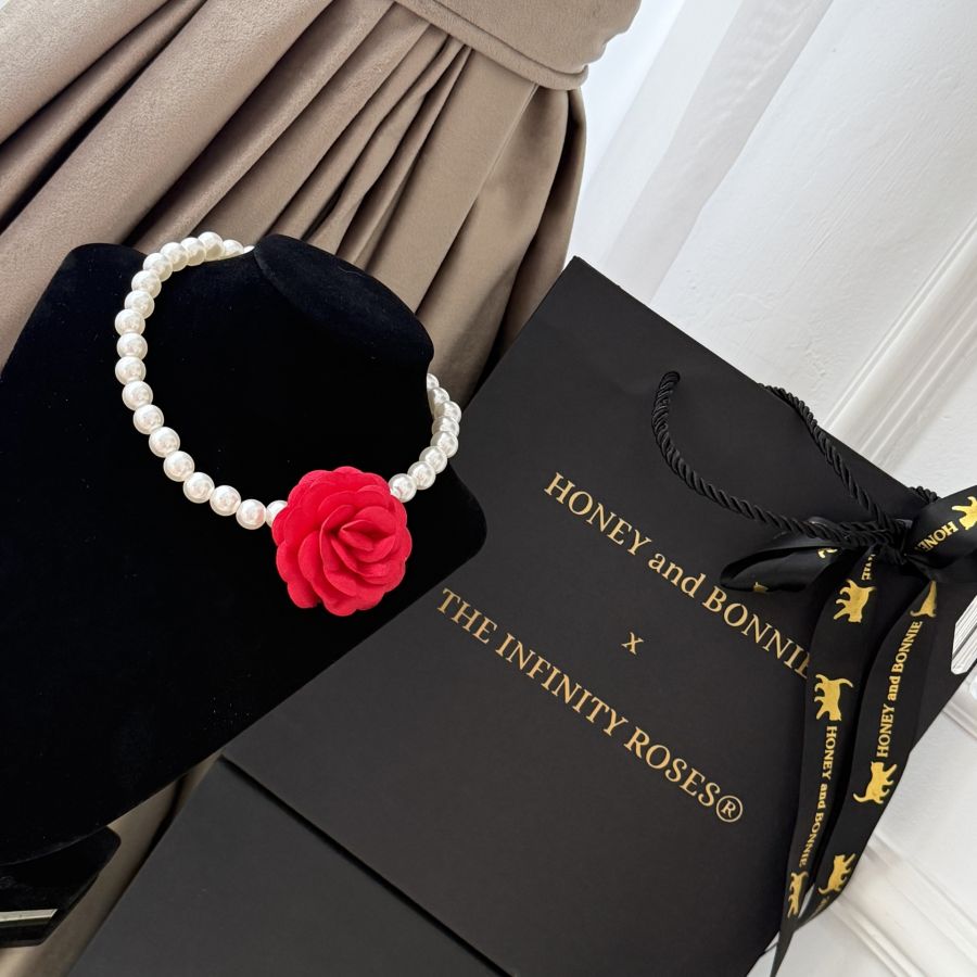 Colier handmade de perle cu trandafir pentru femei