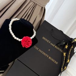 Colier handmade de perle cu trandafir pentru femei