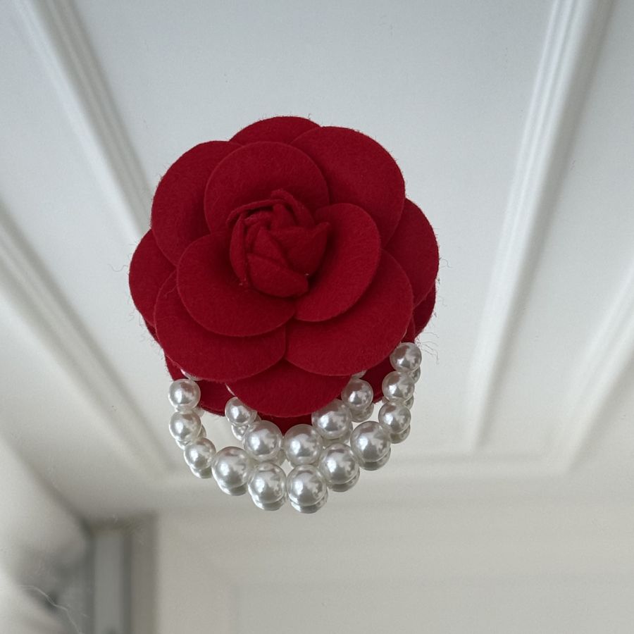 Lesa retractabila neagra cu sclipici si cristale Swarovski, 3 metri, pentru caini de talie mica si medie Brosa eleganta cu trandafir rosu si perle