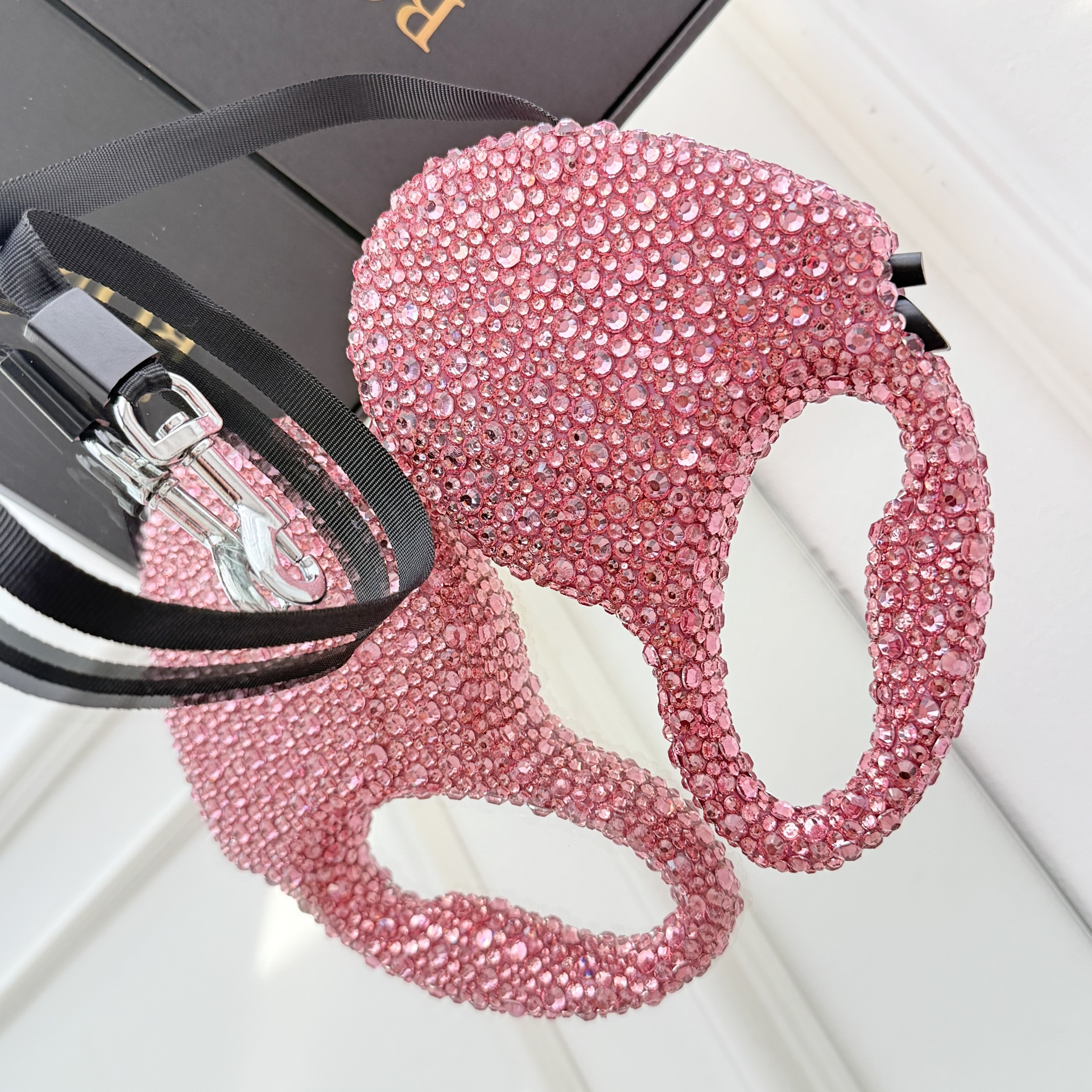 Lesa retractabila Luxury cu cristale Swarovski roz, 5 m, pentru caini de talie mica si medie
