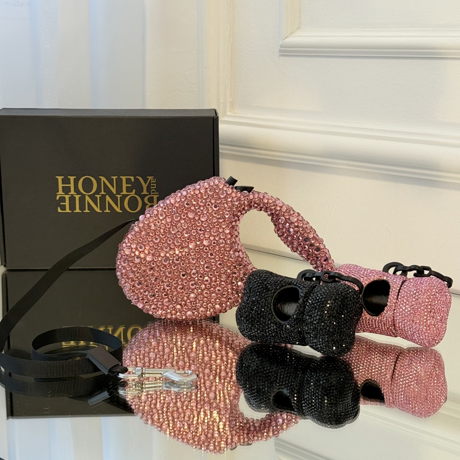 Lesa retractabila Luxury cu cristale Swarovski roz, 5 m, pentru caini de talie mica si medie