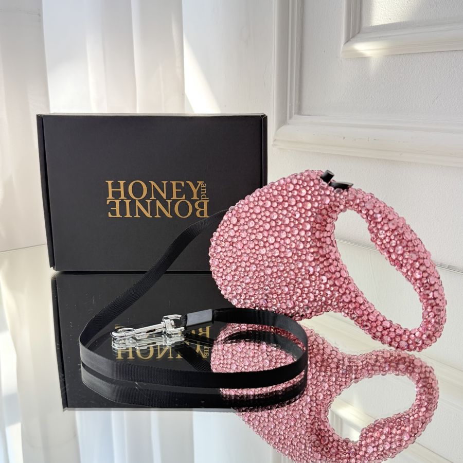Lesa retractabila cu cristale Swarovski, 3 metri, pentru caini mici si medii Lesa retractabila Luxury cu cristale Swarovski roz, 5 m, pentru caini de talie mica si medie