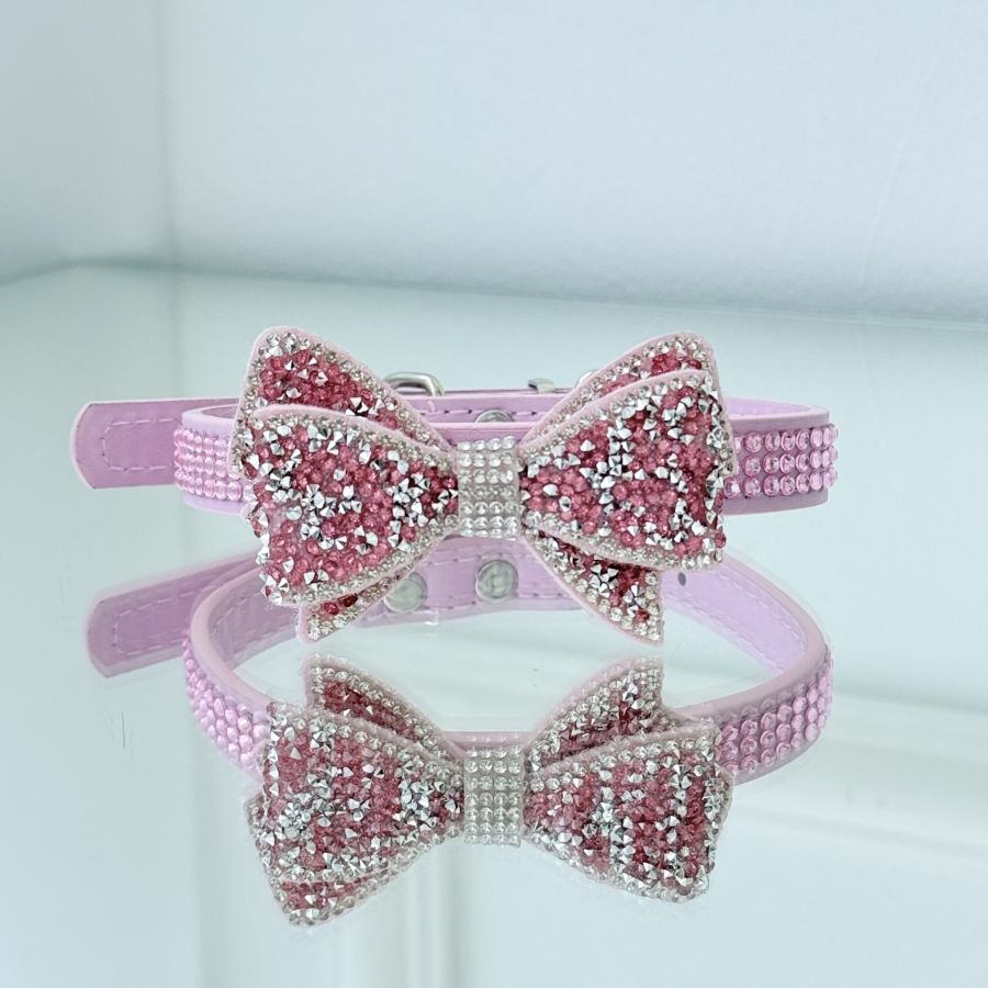 Colier din perle cu fundita alba pentru caini si pisici personalizat, Save the Date, data evenimentului Zgarda Luxury cu fundita si cristale Swarovski pentru caini si pisici