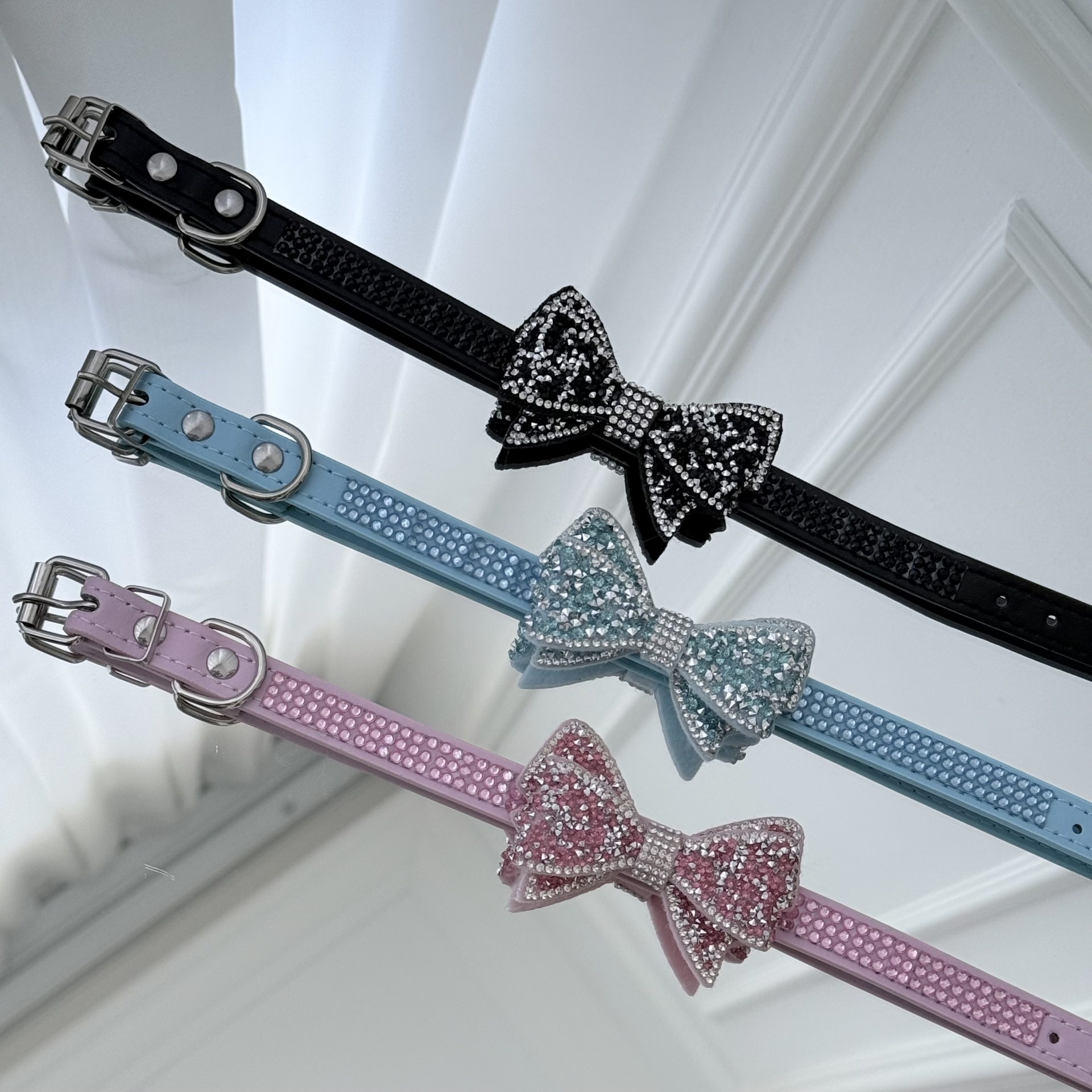Zgarda Luxury cu fundita si cristale Swarovski pentru caini si pisici bleu