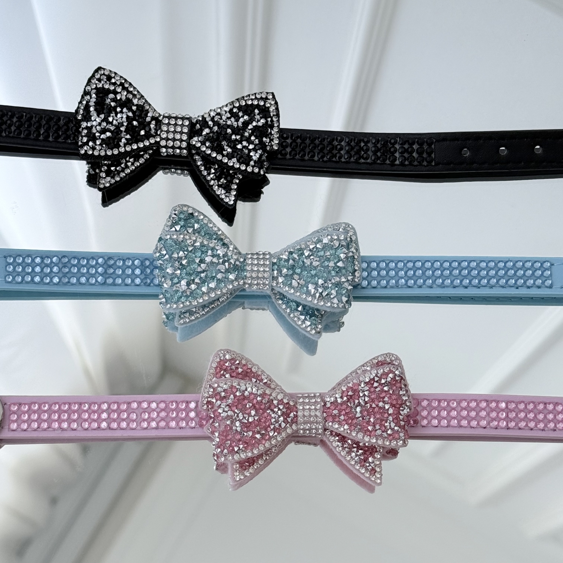 Zgarda Luxury cu fundita si cristale Swarovski pentru caini si pisici bleu