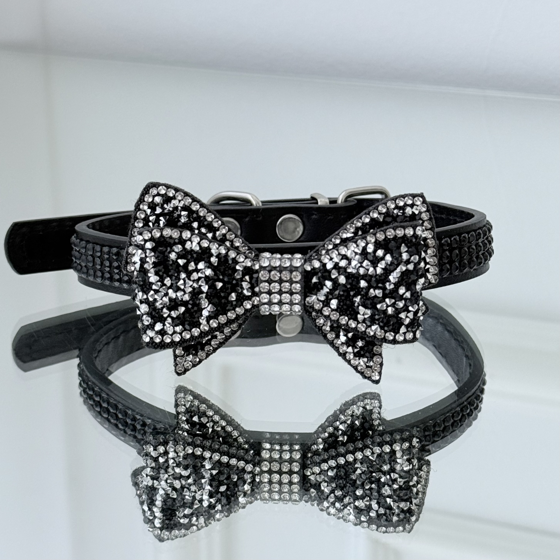 Zgarda Luxury cu fundita si cristale Swarovski pentru caini si pisici negru