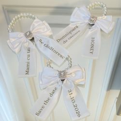 Colier din perle cu fundita alba pentru caini si pisici personalizat, Mami si tati se casatoresc si nume
