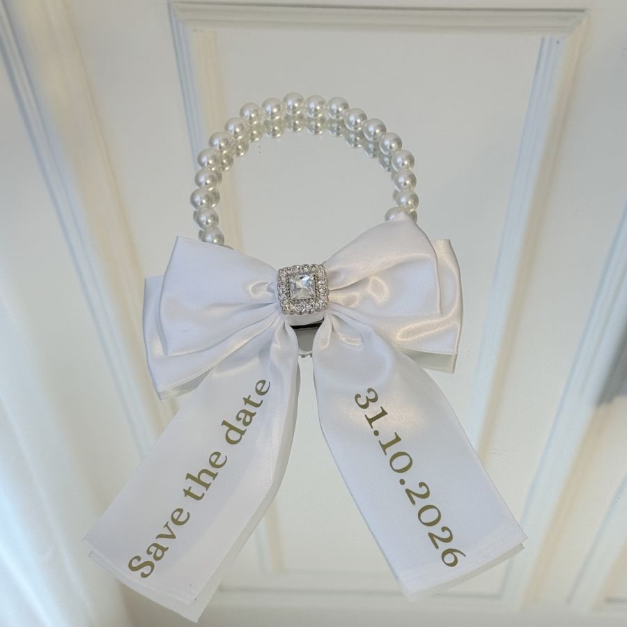 Zgarda Luxury cu fundita si cristale Swarovski pentru caini si pisici Colier din perle cu fundita alba pentru caini si pisici personalizat, Save the Date, data evenimentului