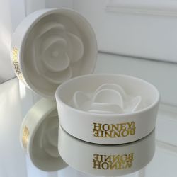 Bol Slow Feeder din ceramica pentru caini si pisici, model trandafir alb