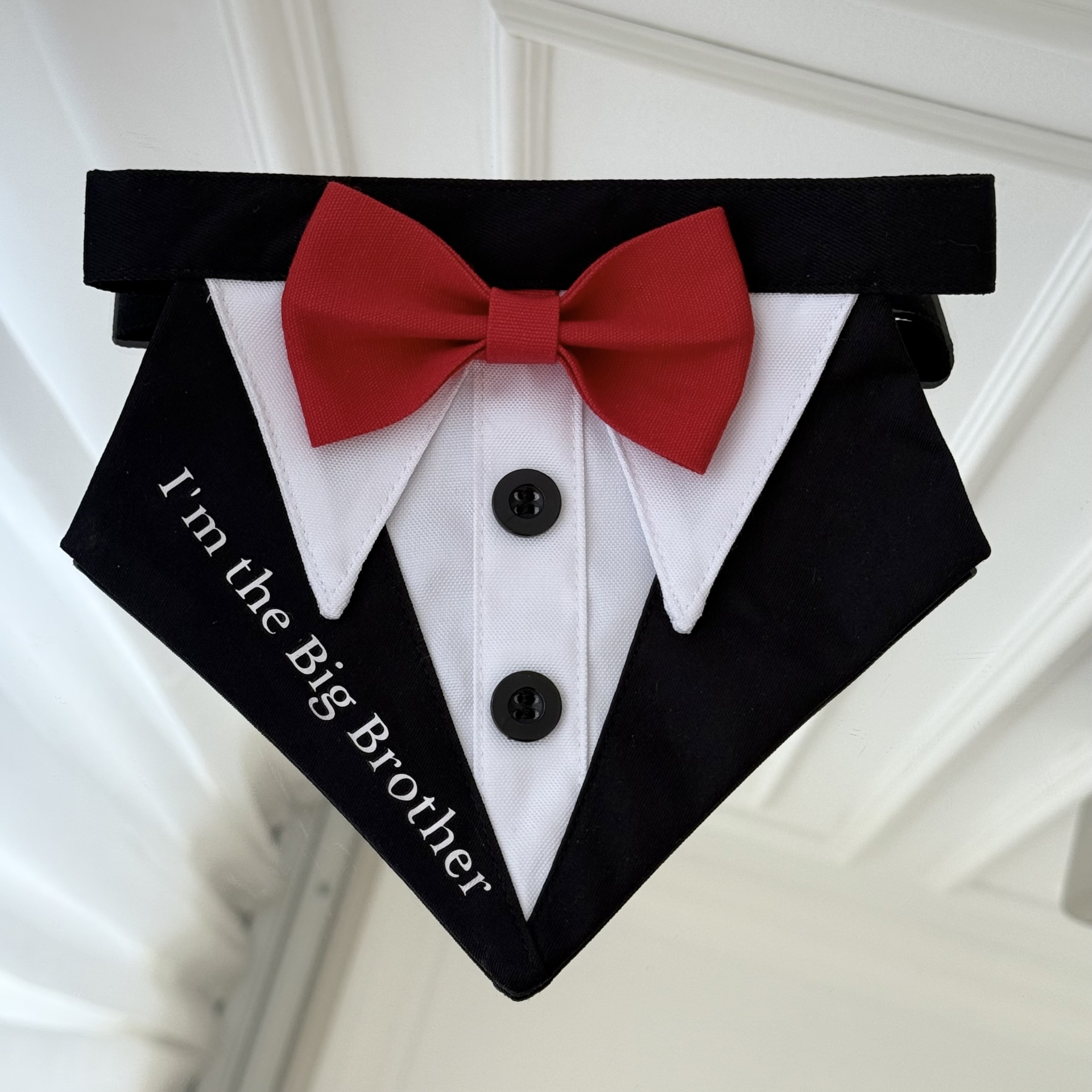 Bandana personalizata pentru caini si pisici „I’m the Big Brother”, cu papion rosu, mesaj si nume