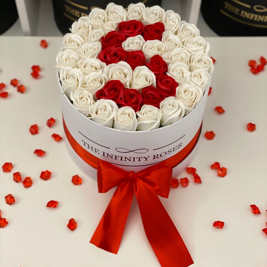 Cutie medie cu 39 de trandafiri personalizata cu steagul Romaniei-tricolor Cutie medie cu 39 trandafiri si litera